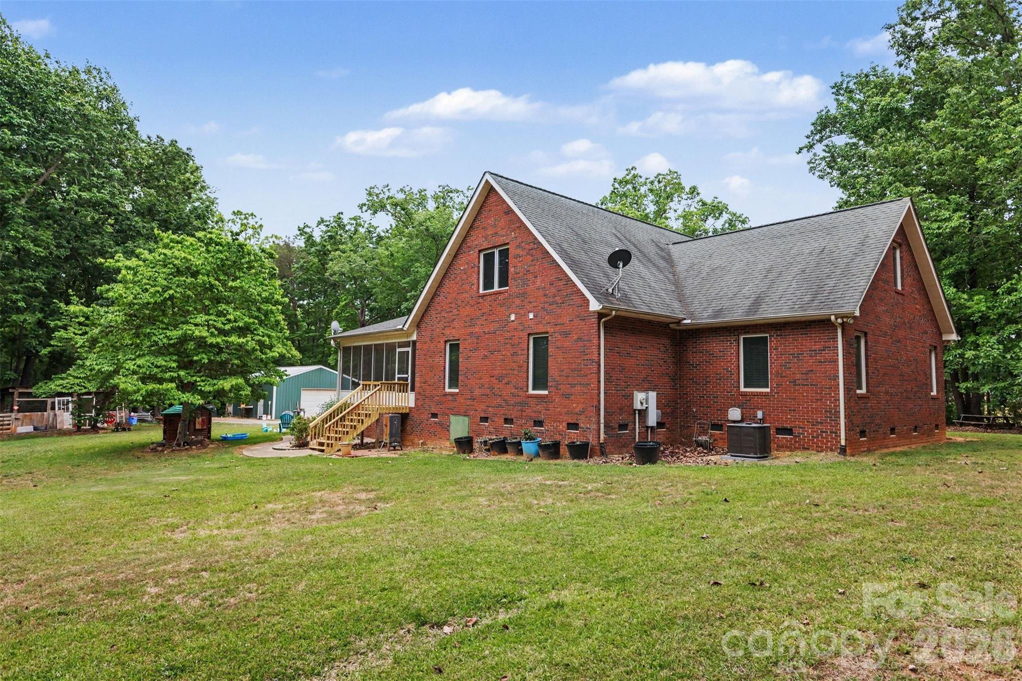 884 Beamguard Road — Clover