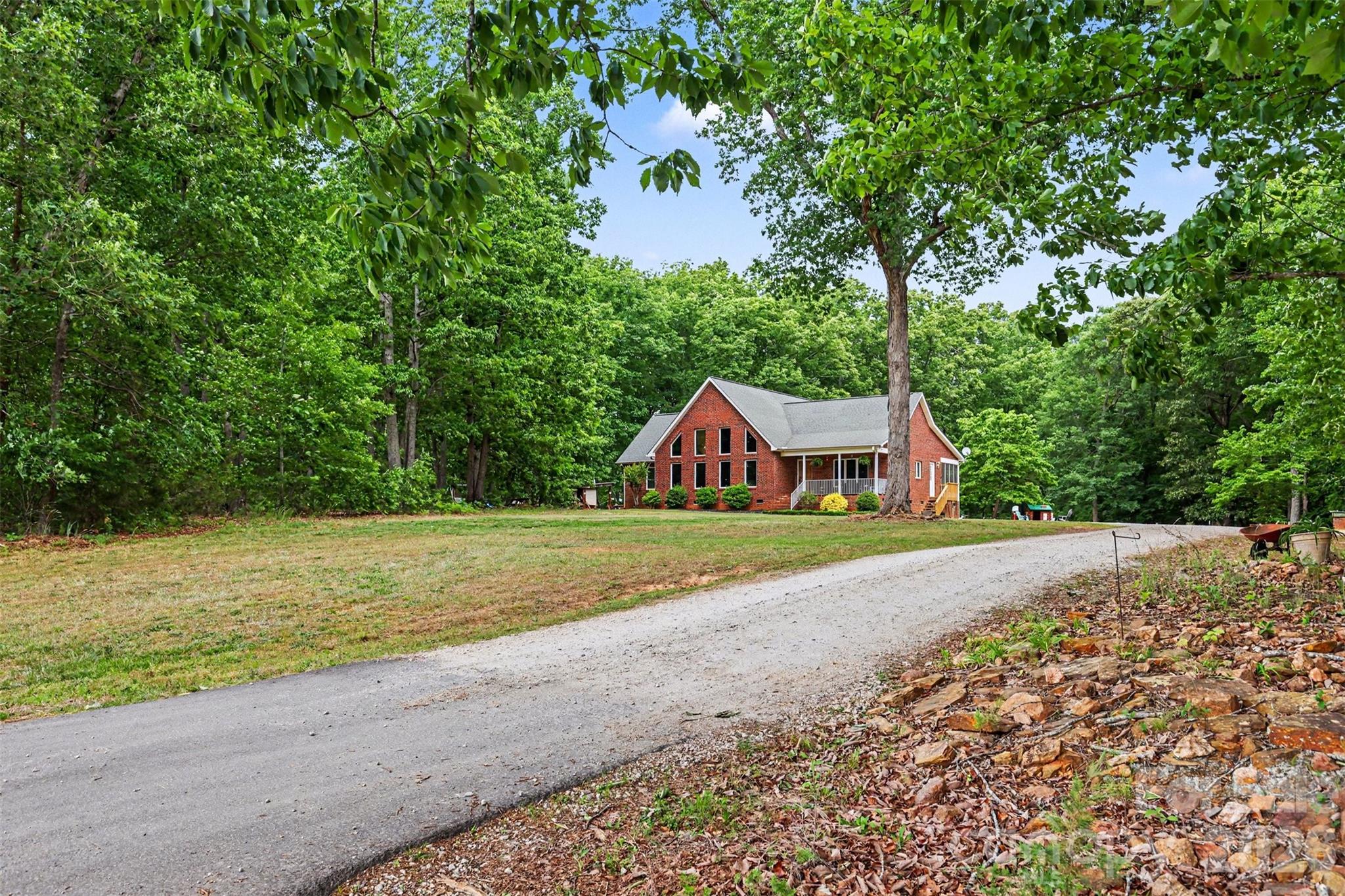 884 Beamguard Road — Clover