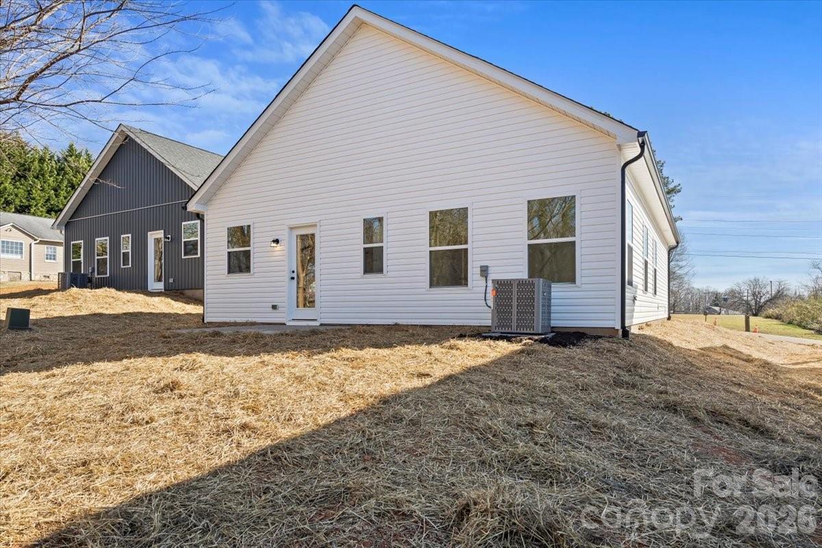 1562 7th Avenue Drive SW — Hickory