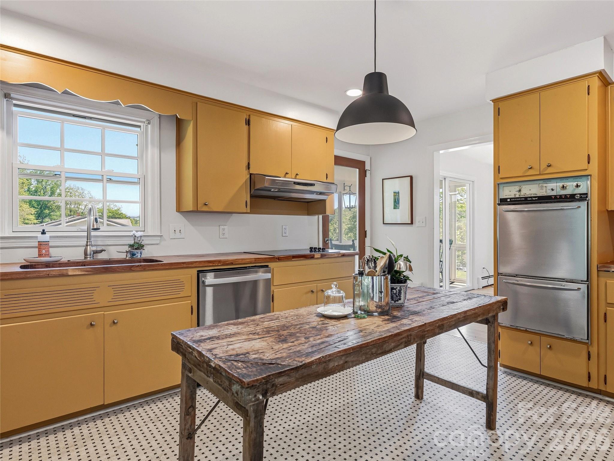 721 Golf Course Road — Waynesville