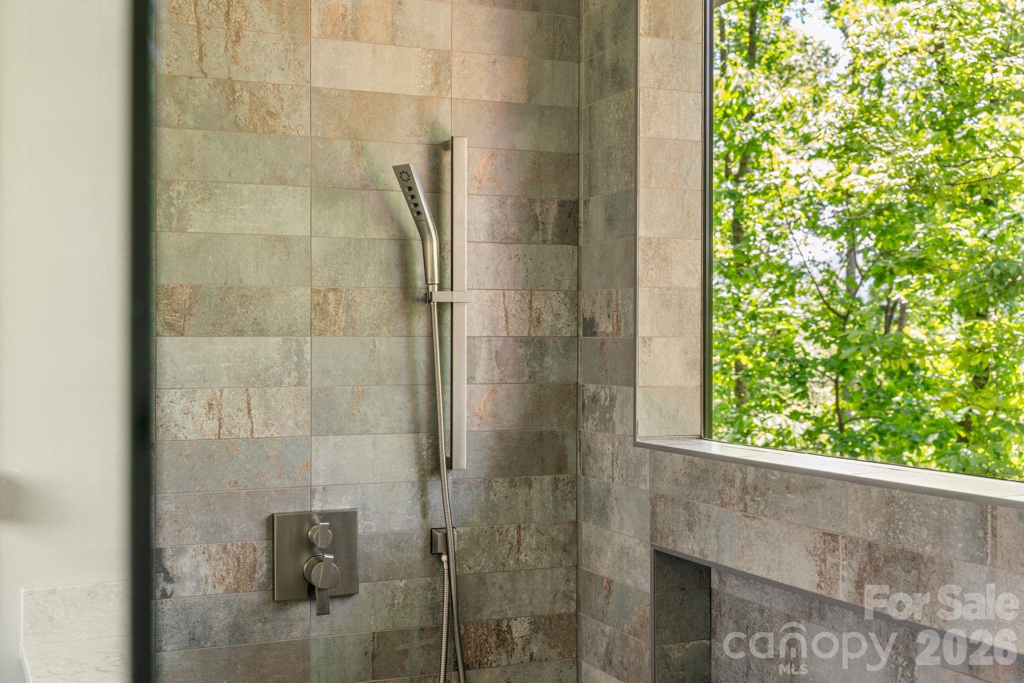 154 Wandering Oaks Way — Asheville