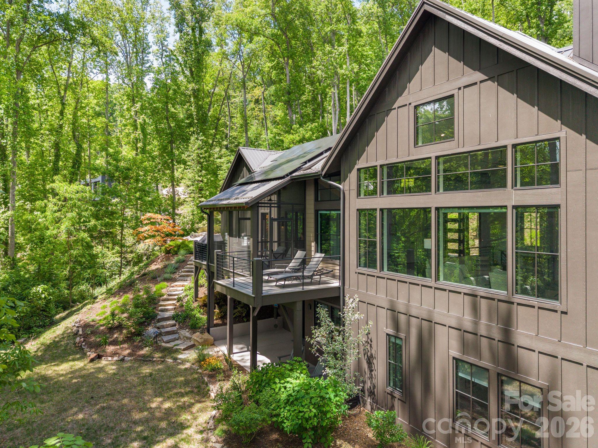 154 Wandering Oaks Way — Asheville
