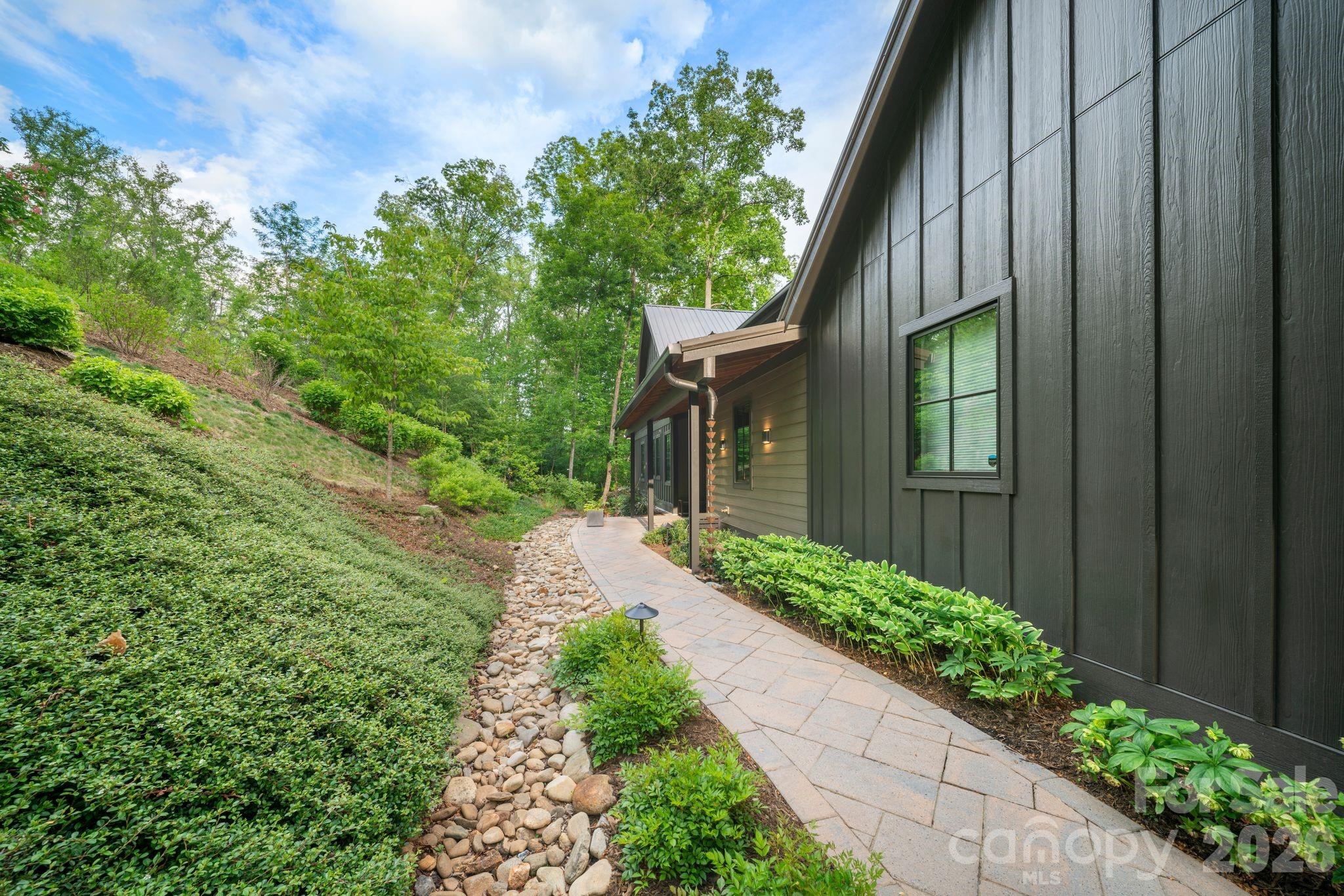 154 Wandering Oaks Way — Asheville