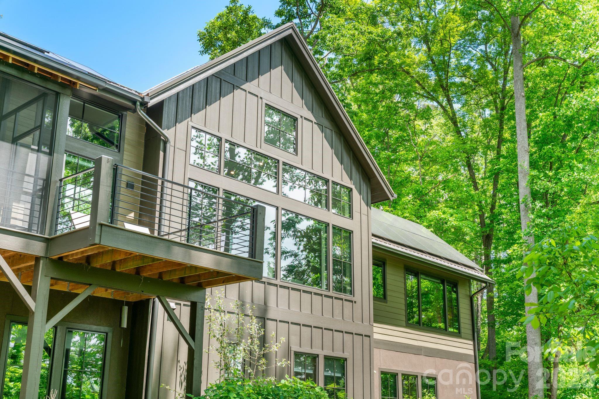 154 Wandering Oaks Way — Asheville