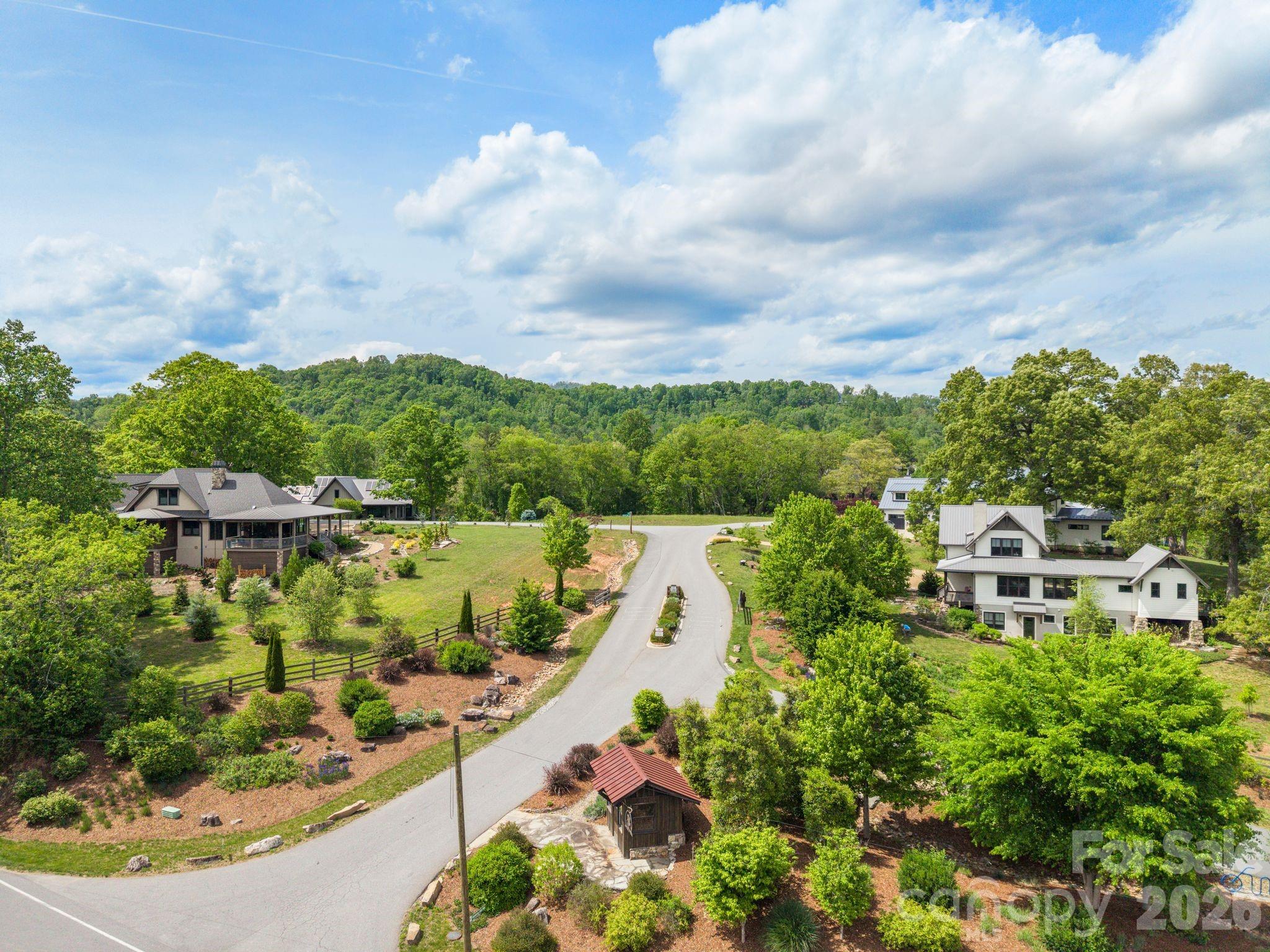 154 Wandering Oaks Way — Asheville
