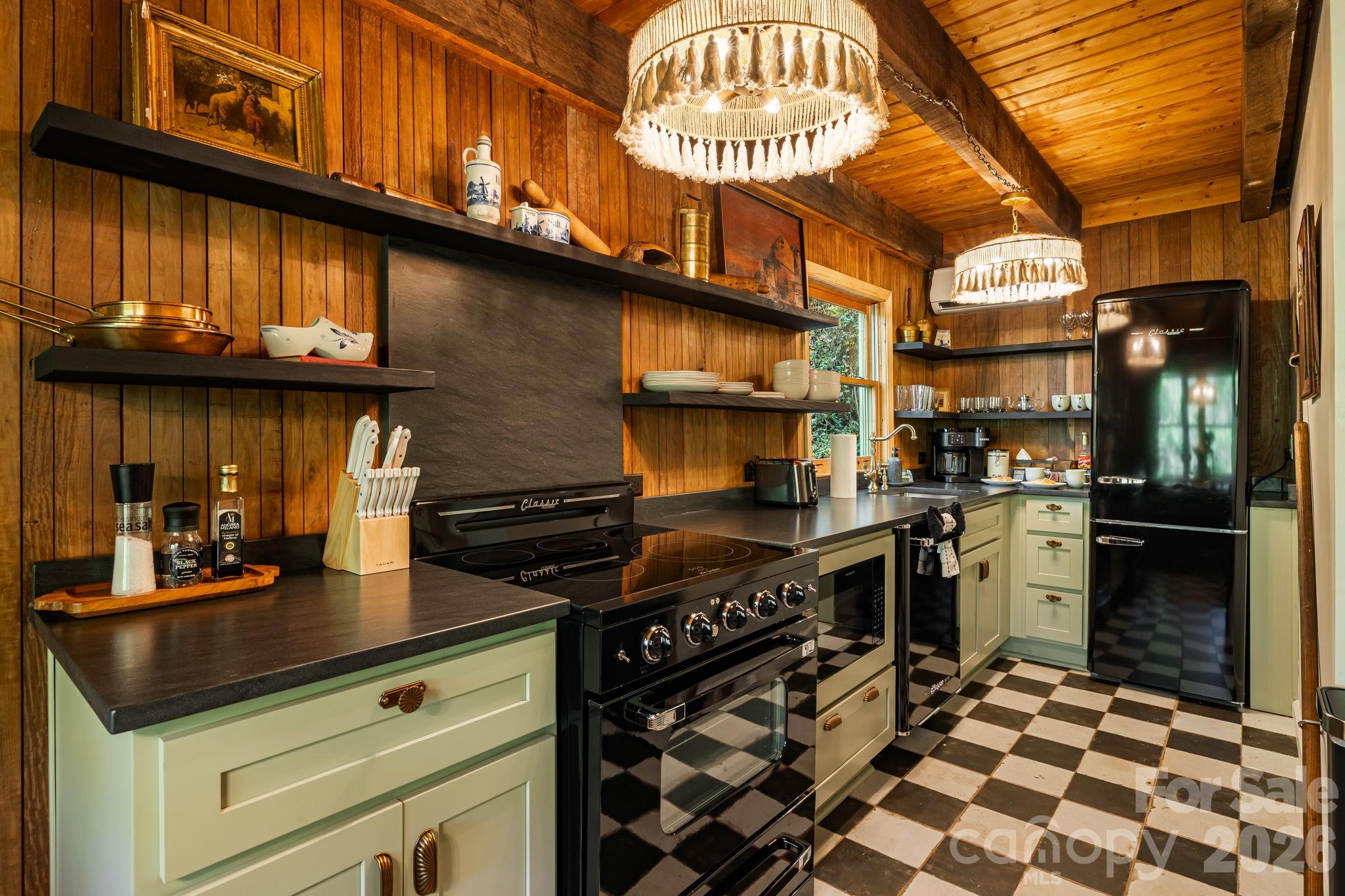 155 Spivey Mountain Road — Asheville