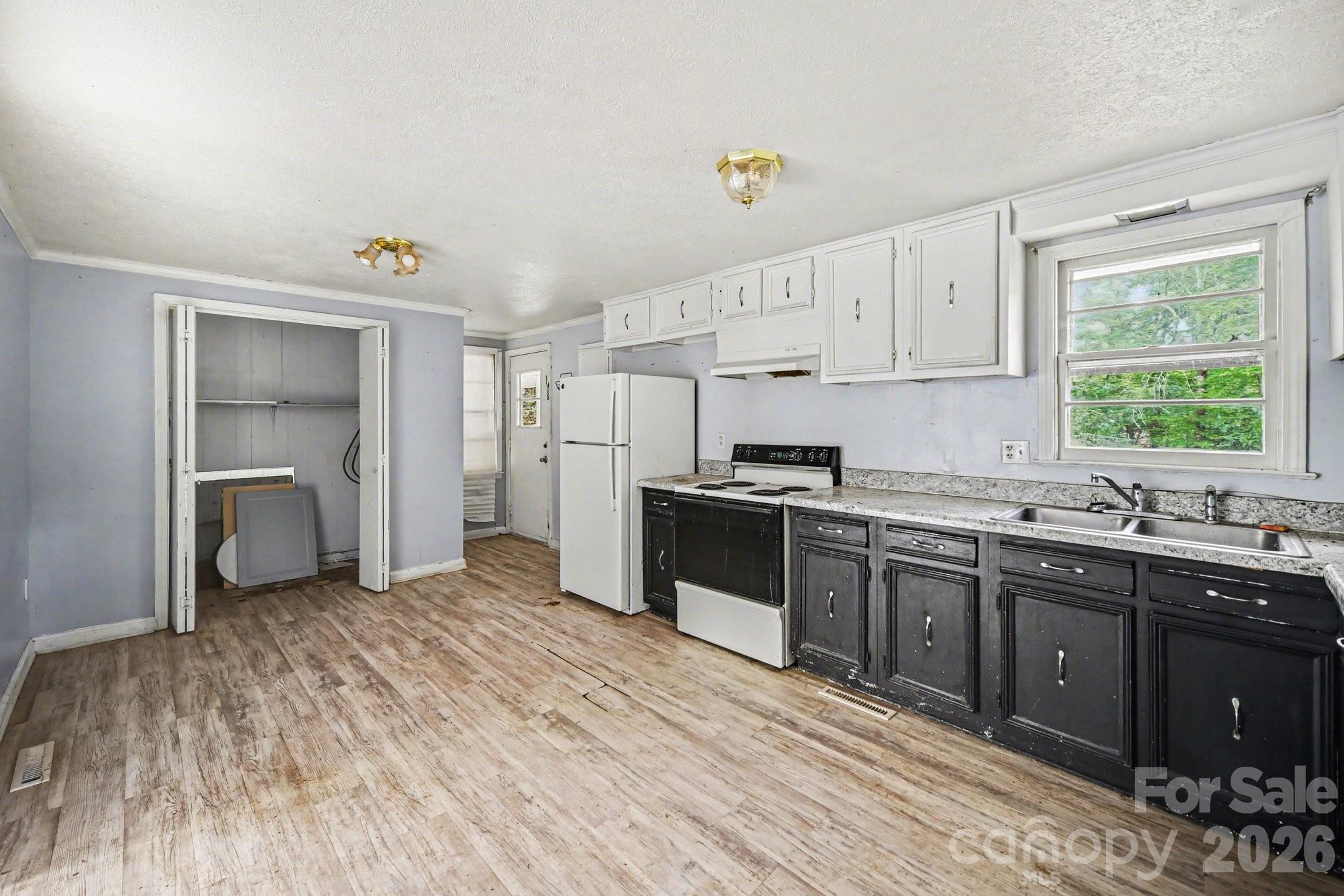 607 Texas Trail — Dallas