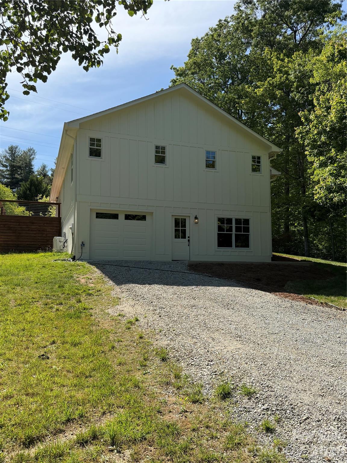 316 Big Raven Lane — Saluda