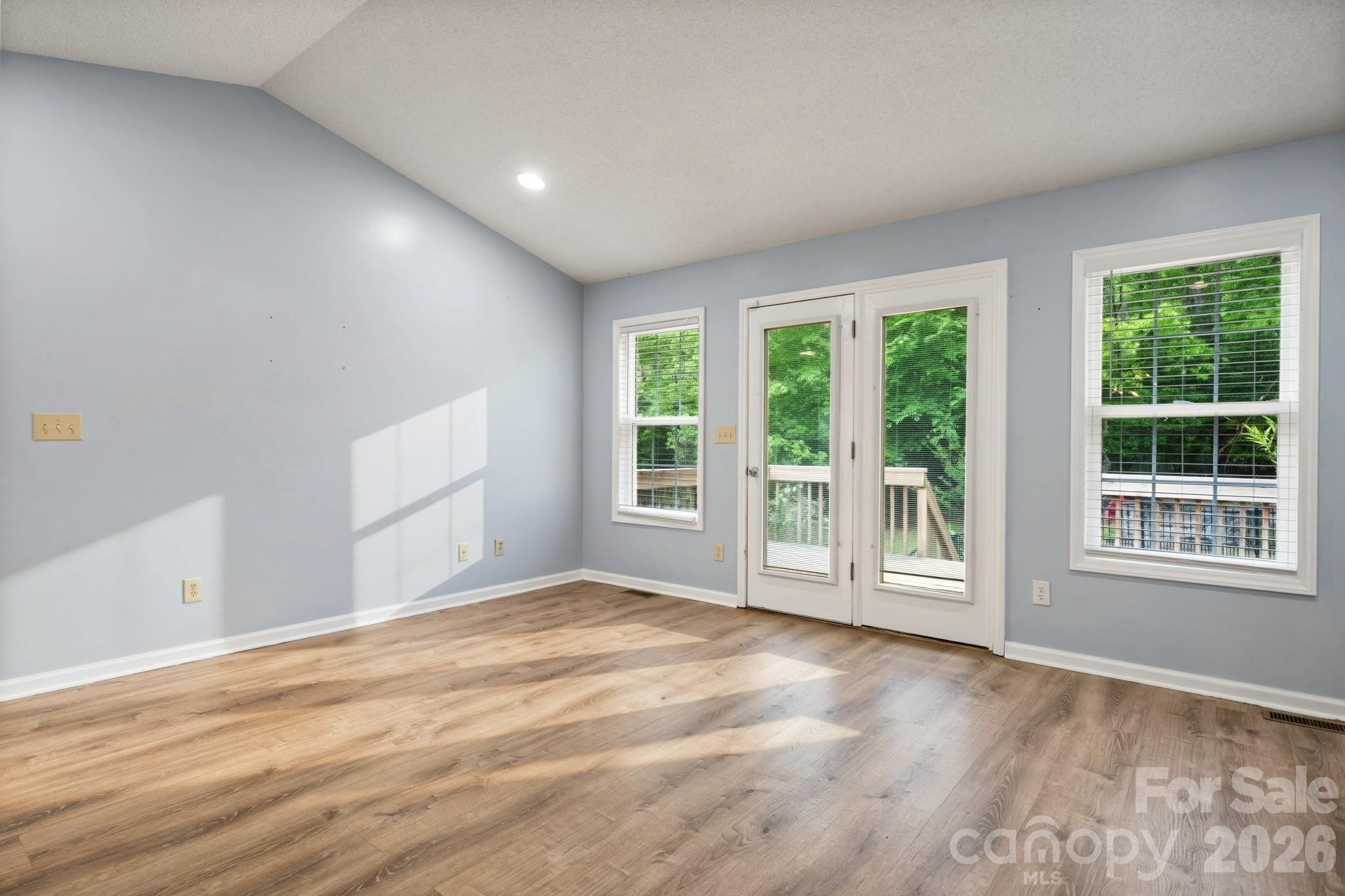 1011 Cambridge Court — Lenoir
