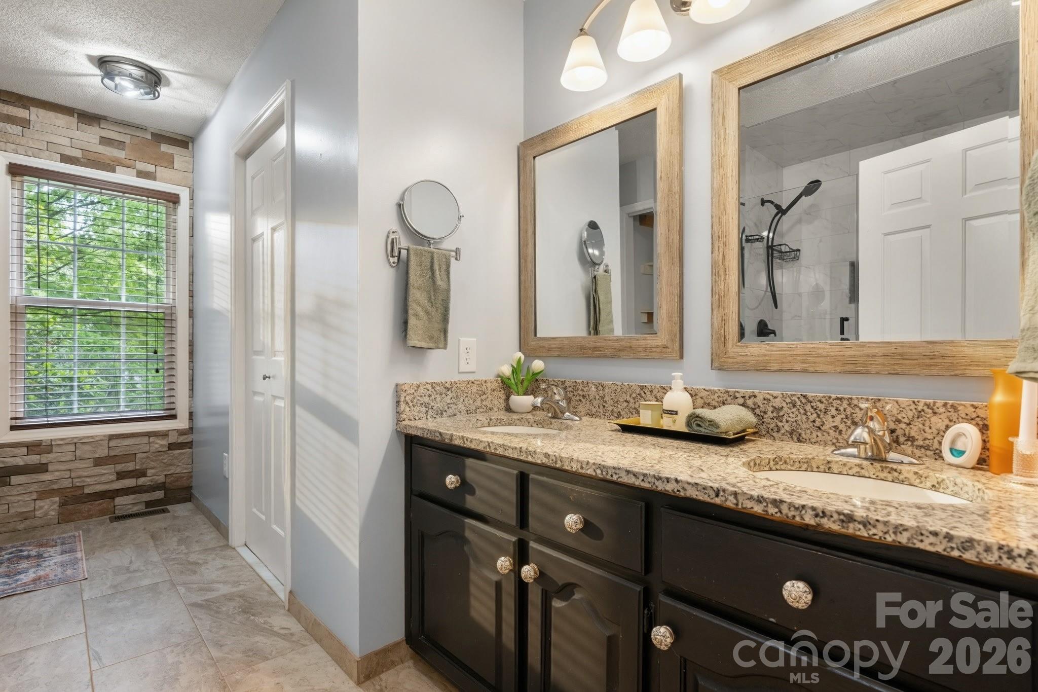 1011 Cambridge Court — Lenoir