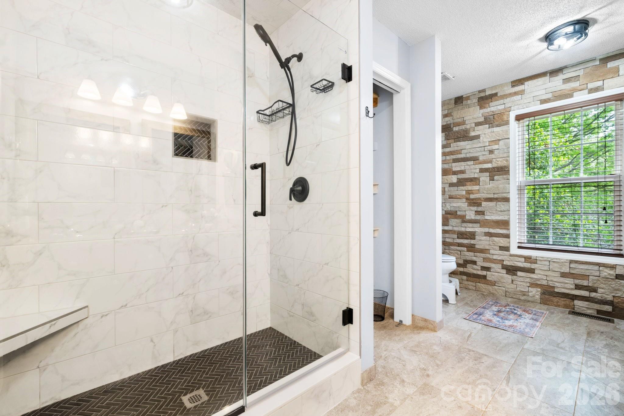 1011 Cambridge Court — Lenoir