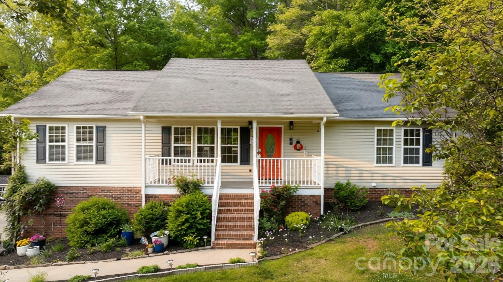 1011 Cambridge Court — Lenoir