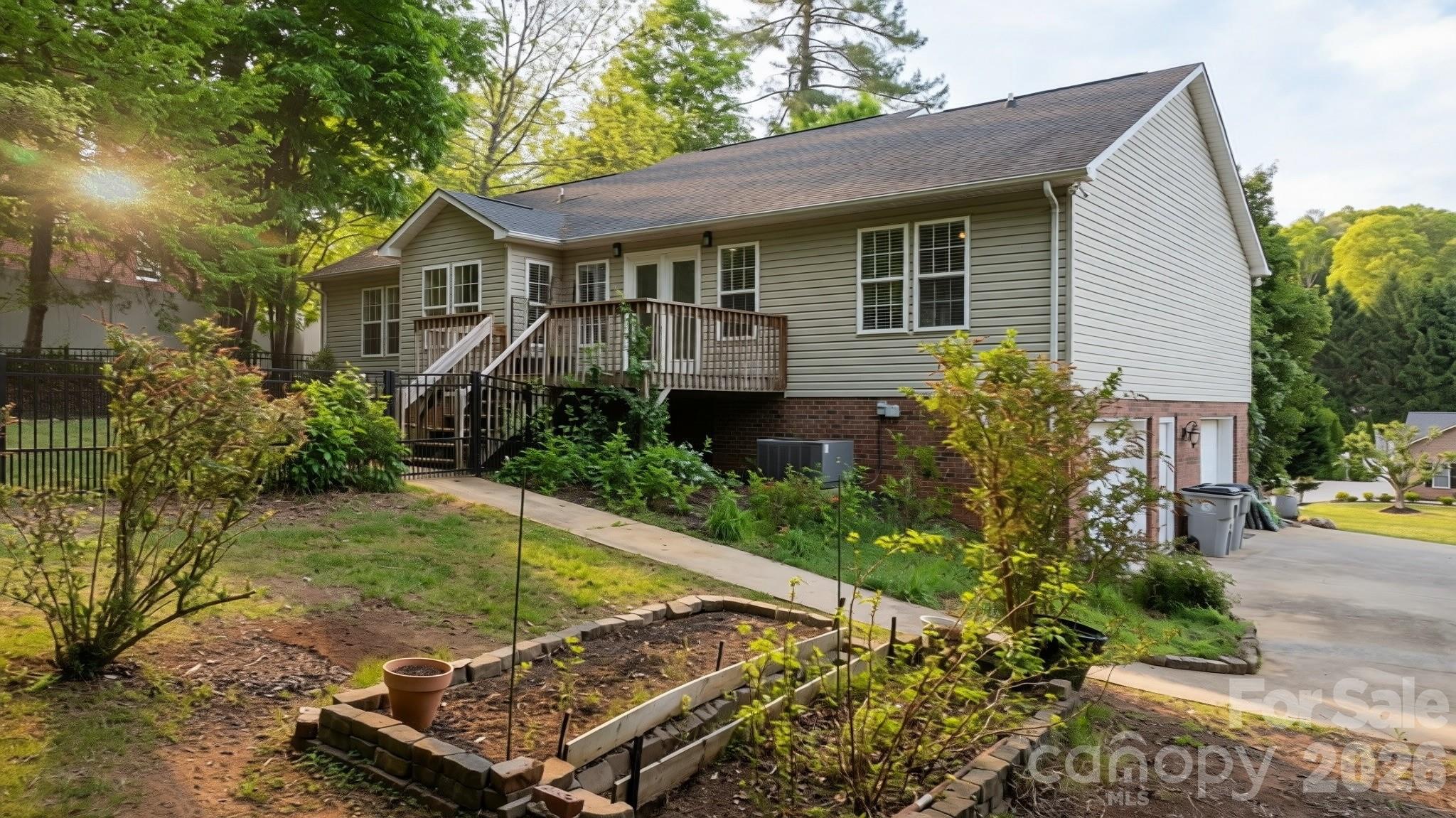 1011 Cambridge Court — Lenoir