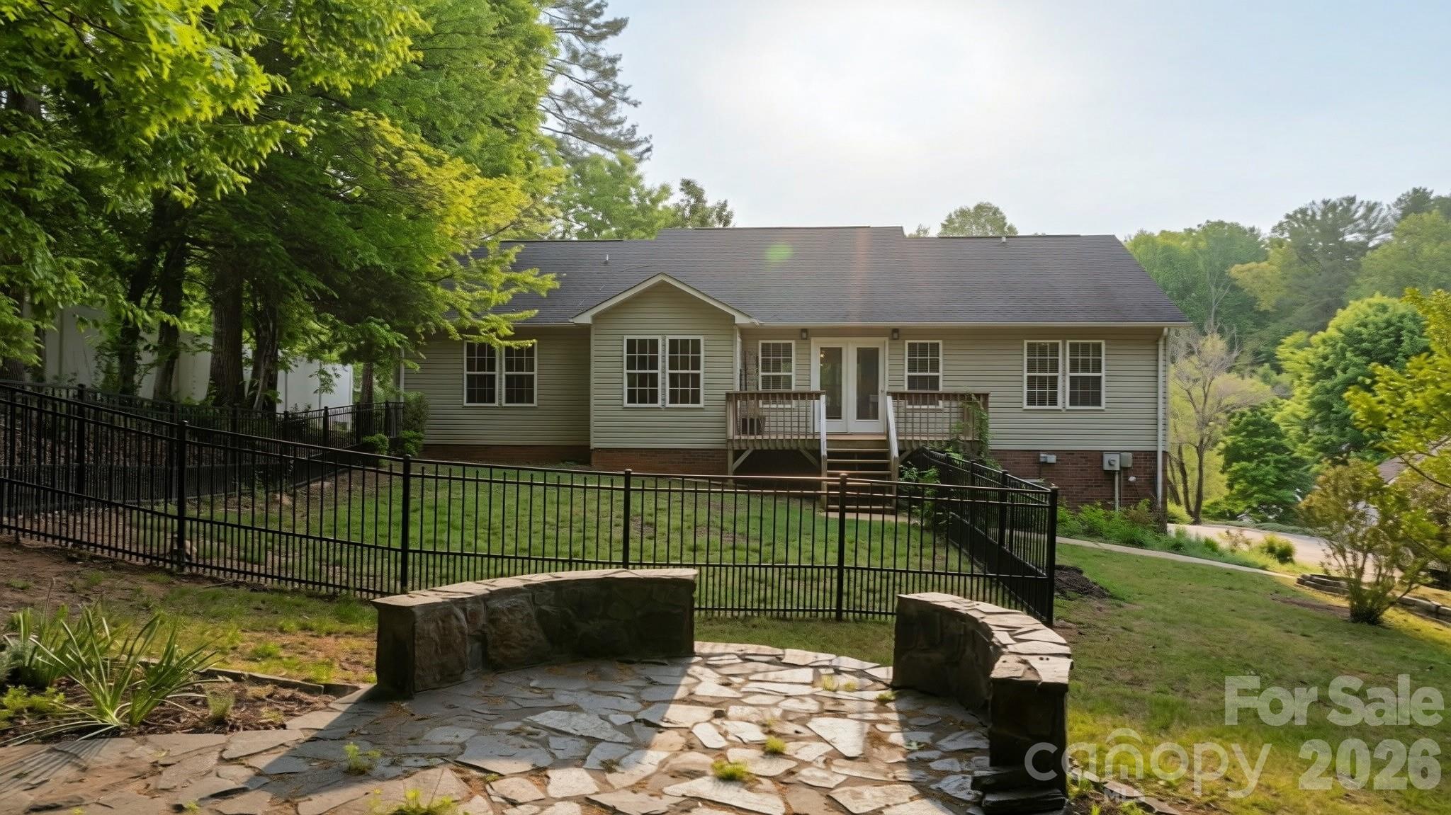 1011 Cambridge Court — Lenoir
