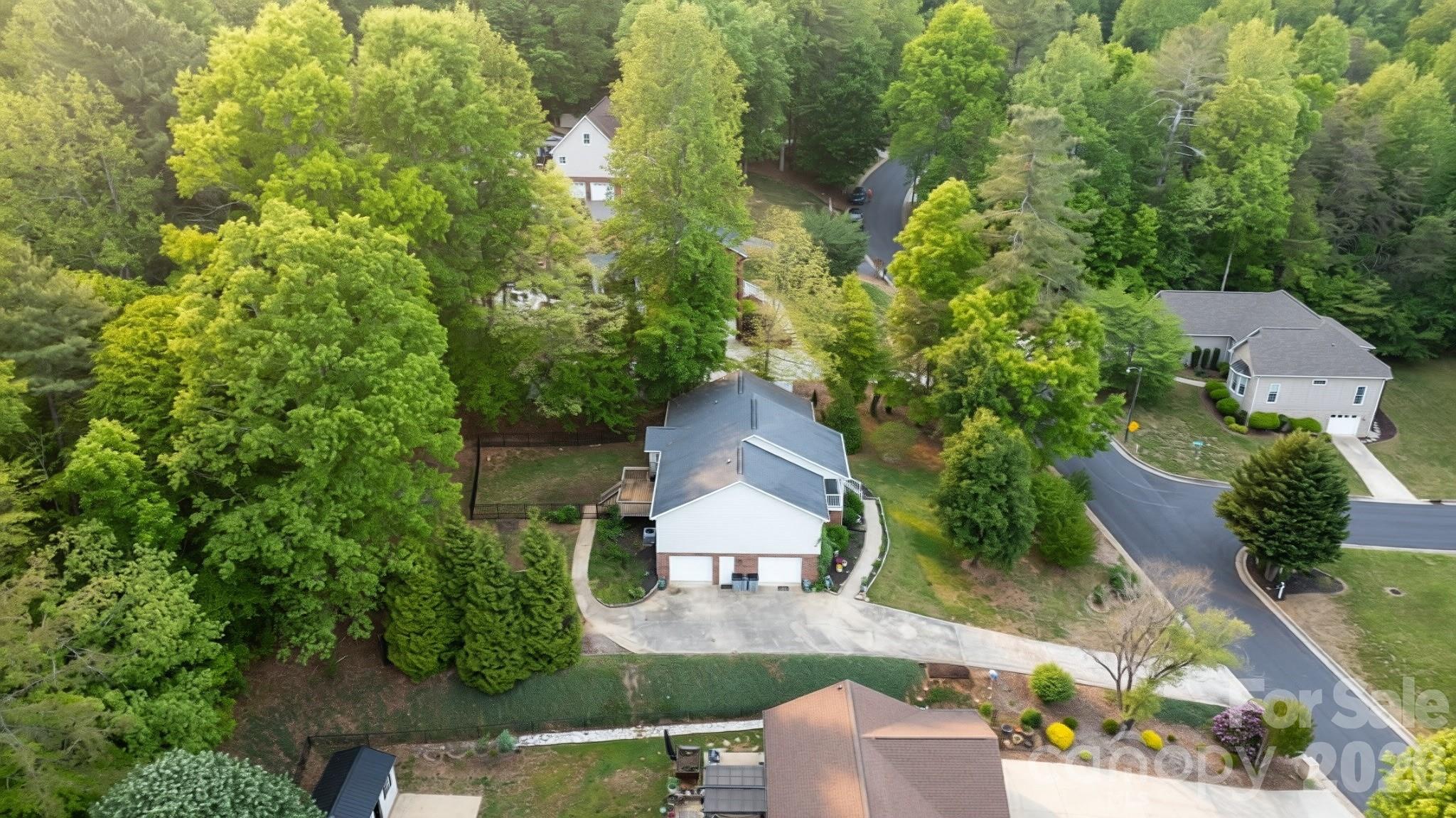 1011 Cambridge Court — Lenoir