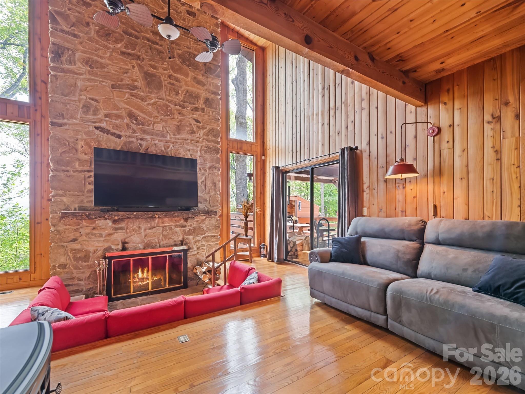 2863 Heath Peak Road — Waynesville