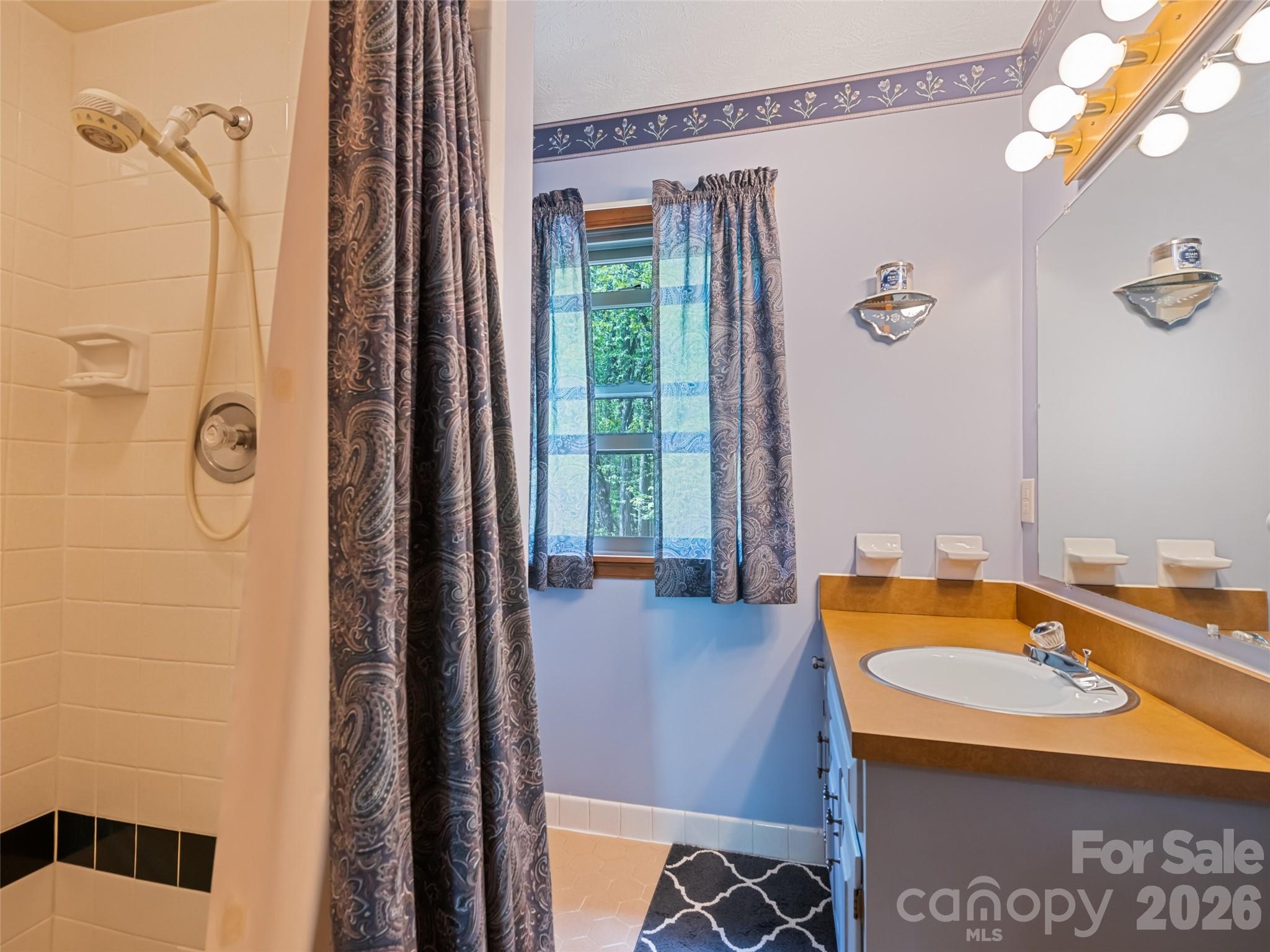 2863 Heath Peak Road — Waynesville