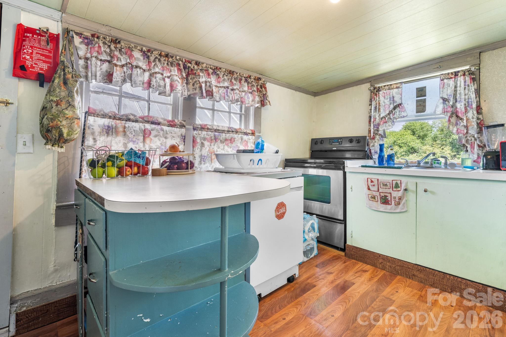 3706 2nd Avenue NW — Hickory