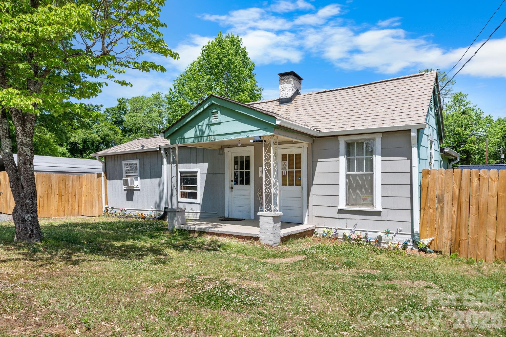3706 2nd Avenue NW — Hickory