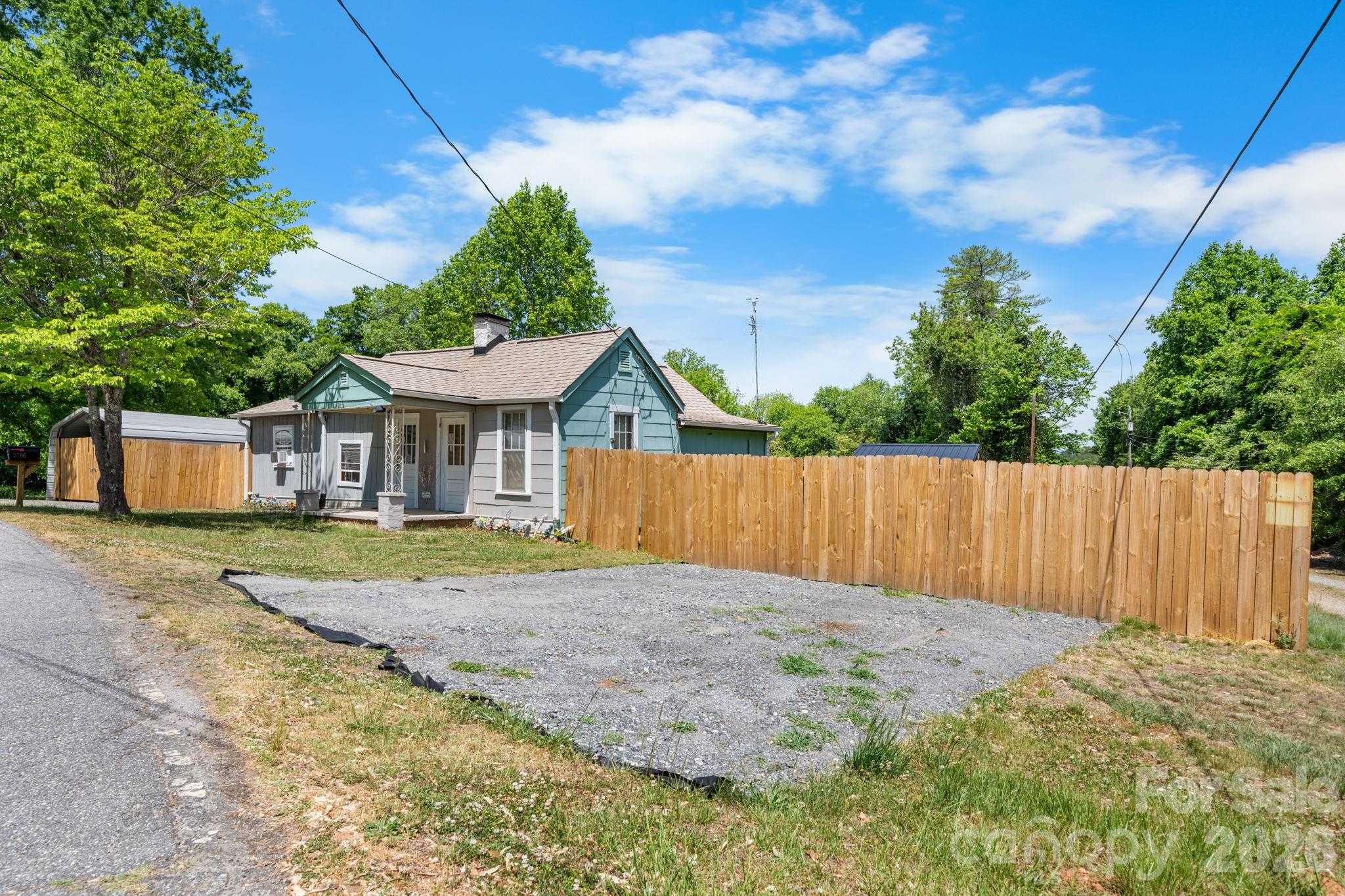3706 2nd Avenue NW — Hickory