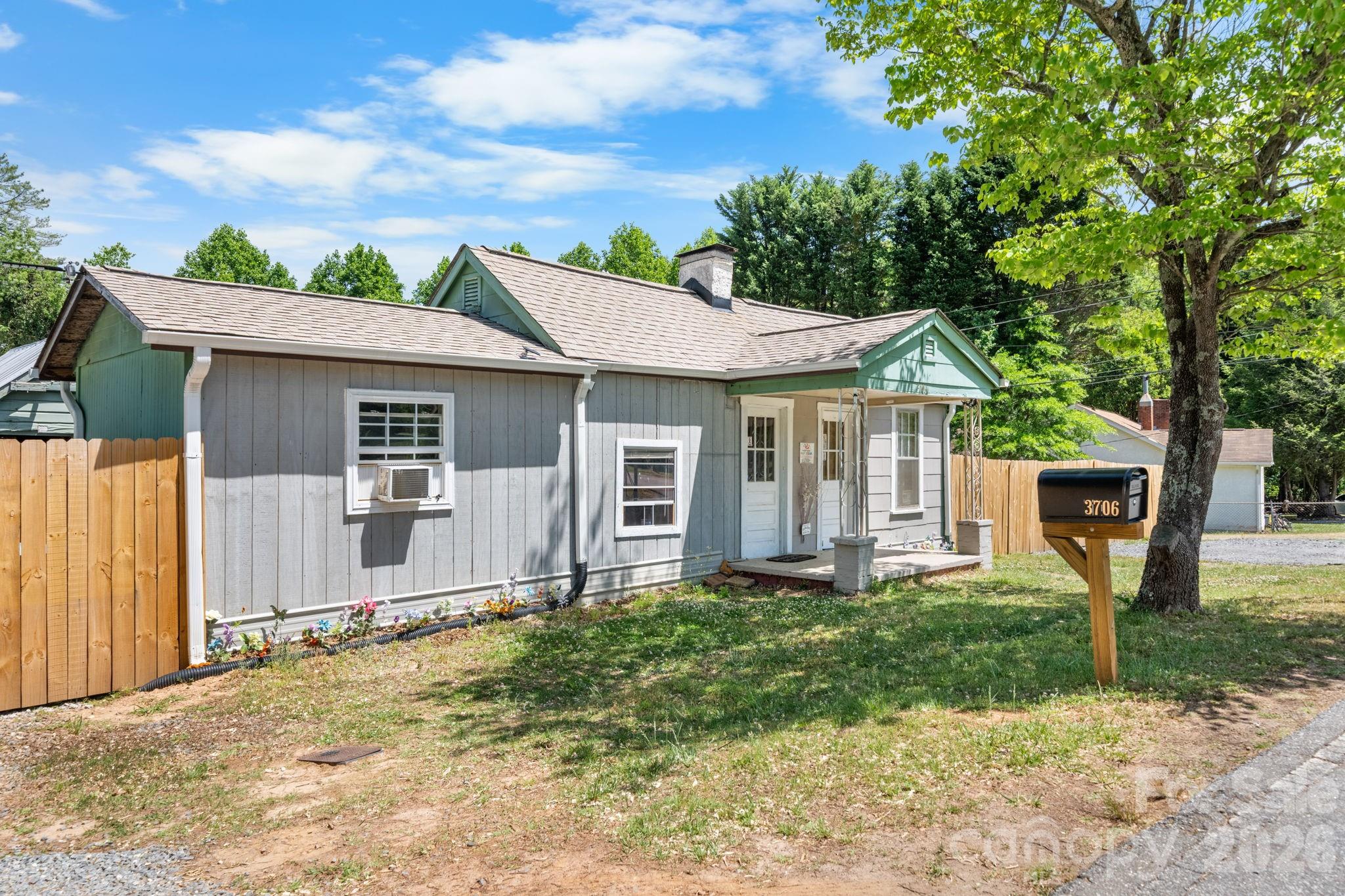 3706 2nd Avenue NW — Hickory