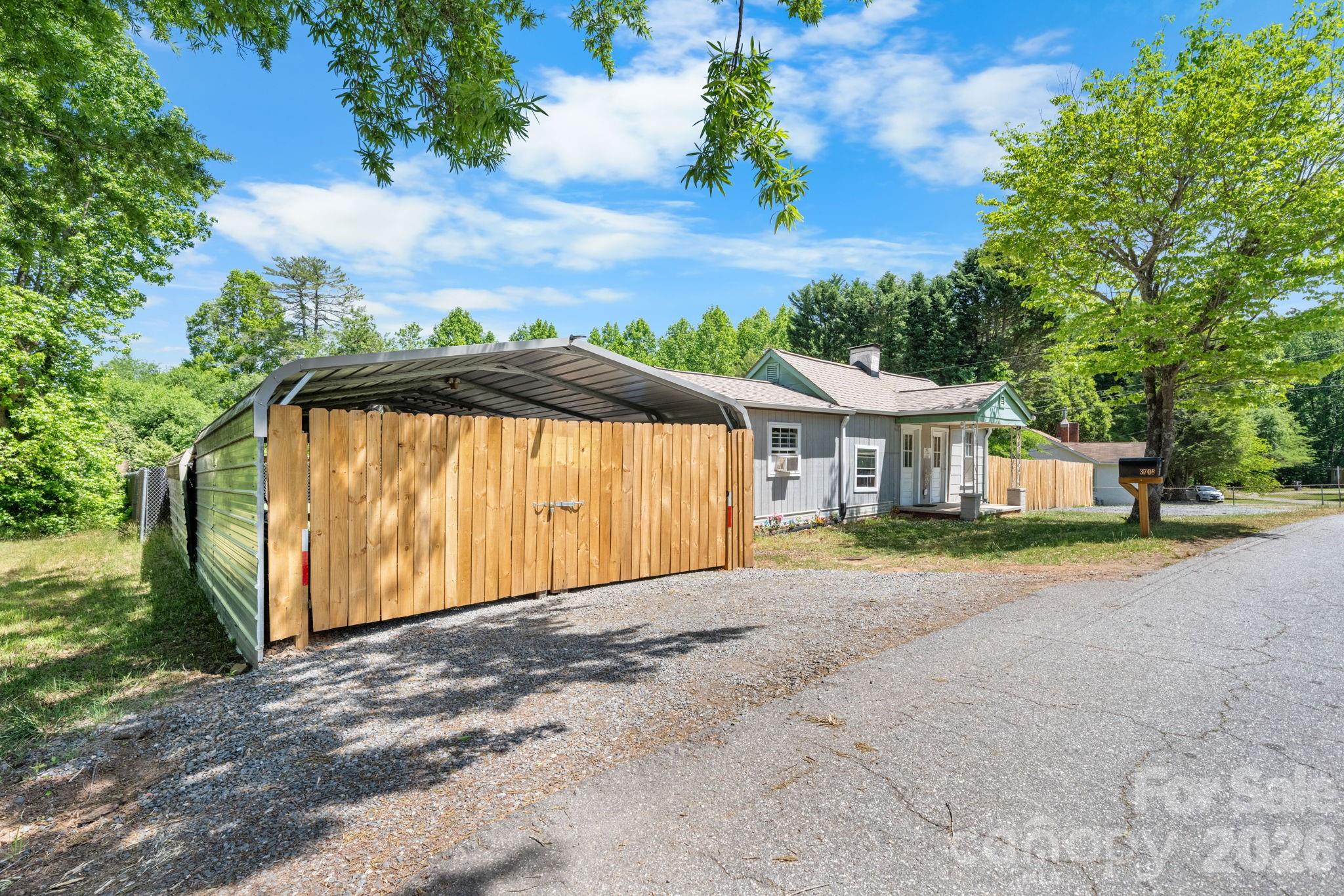 3706 2nd Avenue NW — Hickory