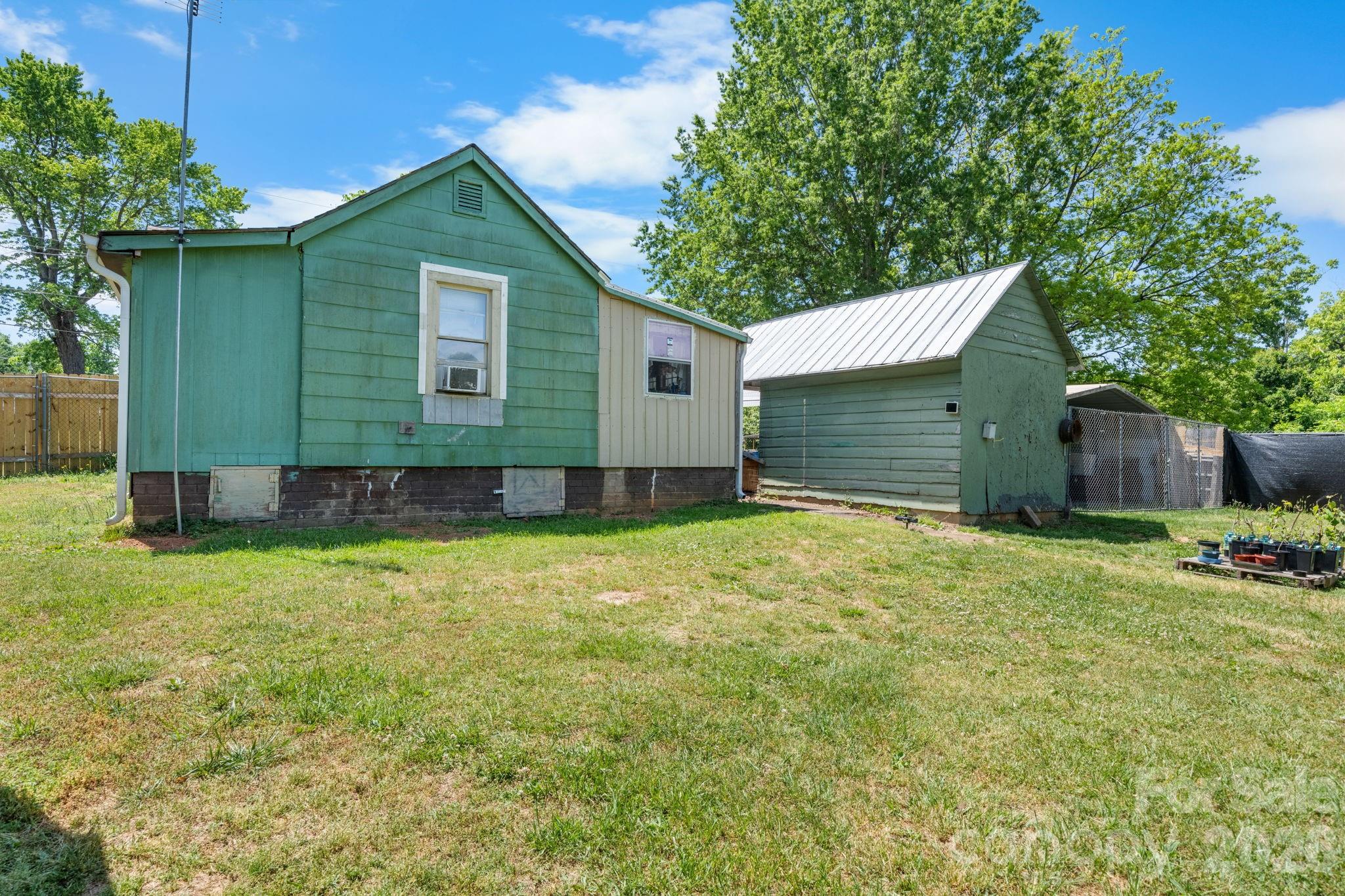 3706 2nd Avenue NW — Hickory
