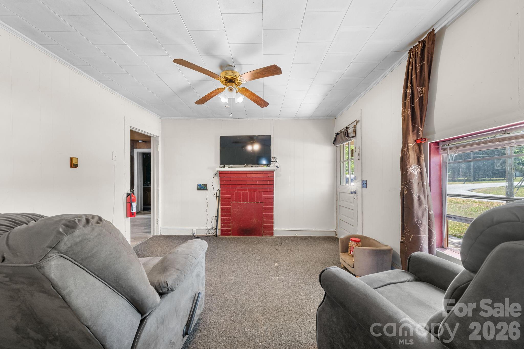 3706 2nd Avenue NW — Hickory