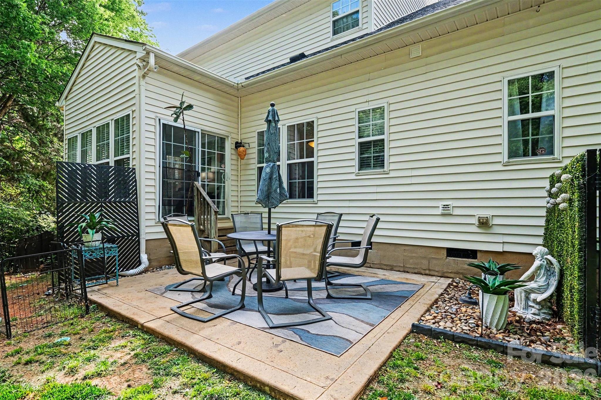10904 Carver Pond Road — Charlotte
