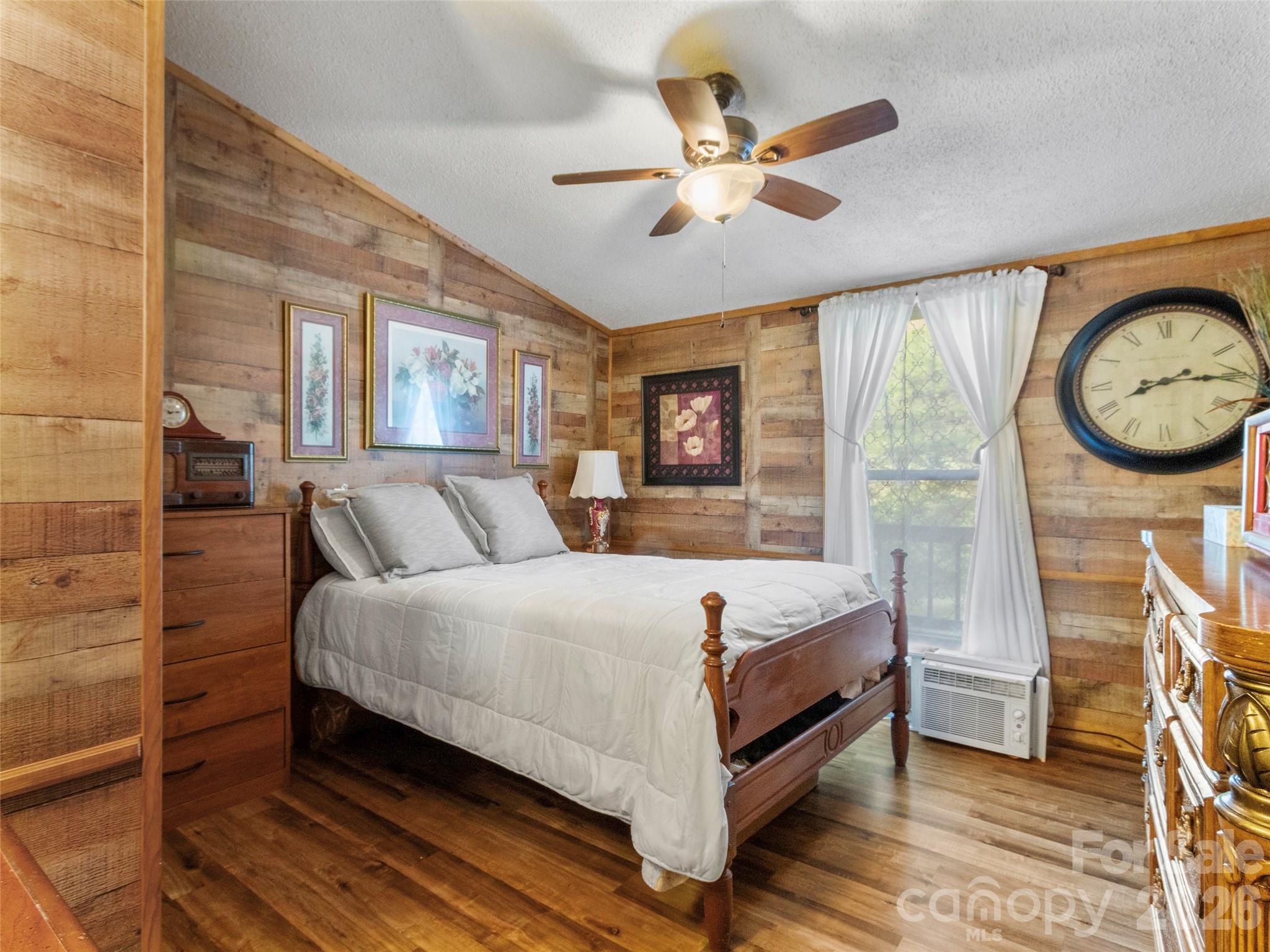 1270 Old Mine Fork Road — Burnsville
