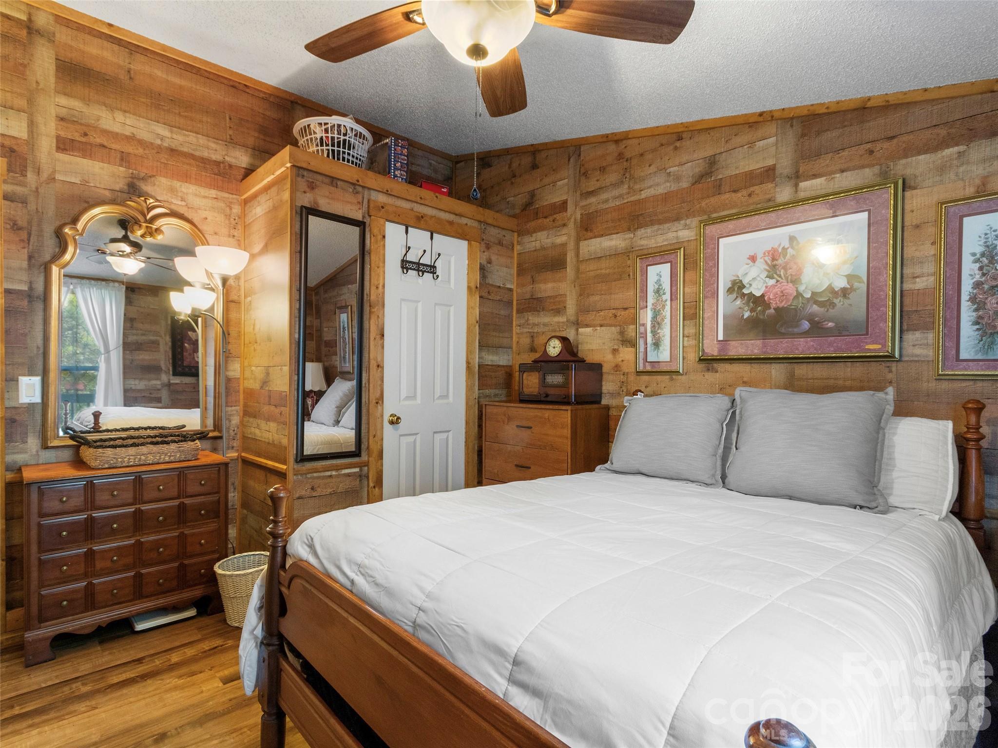 1270 Old Mine Fork Road — Burnsville