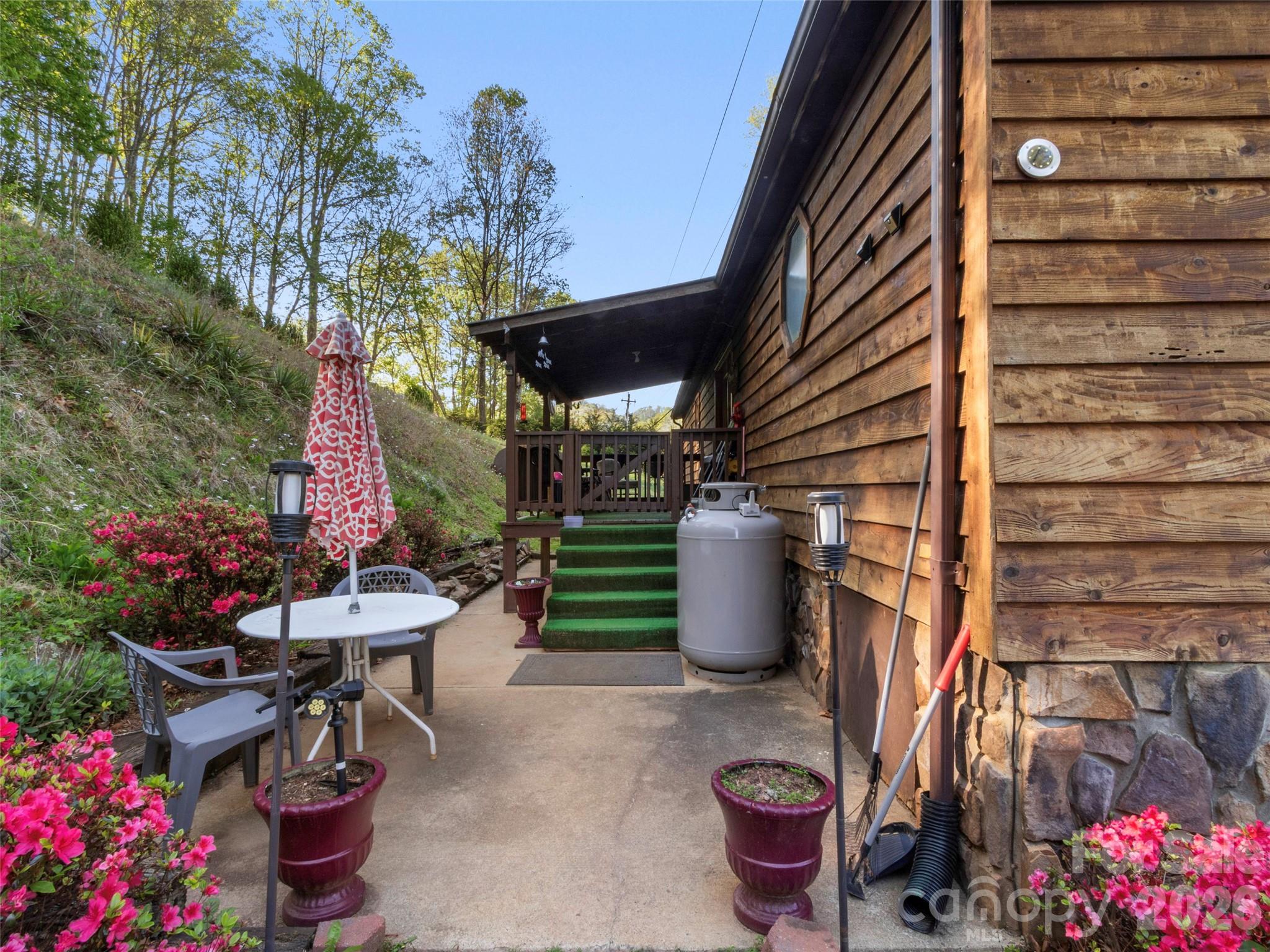 1270 Old Mine Fork Road — Burnsville