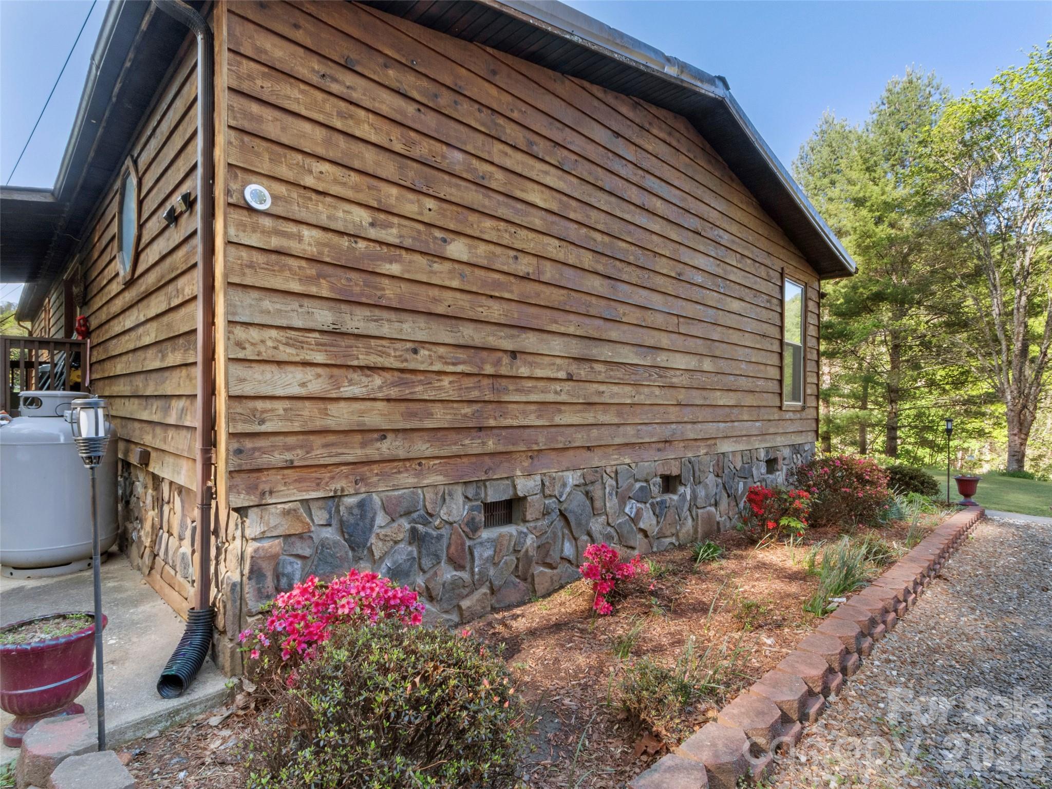 1270 Old Mine Fork Road — Burnsville