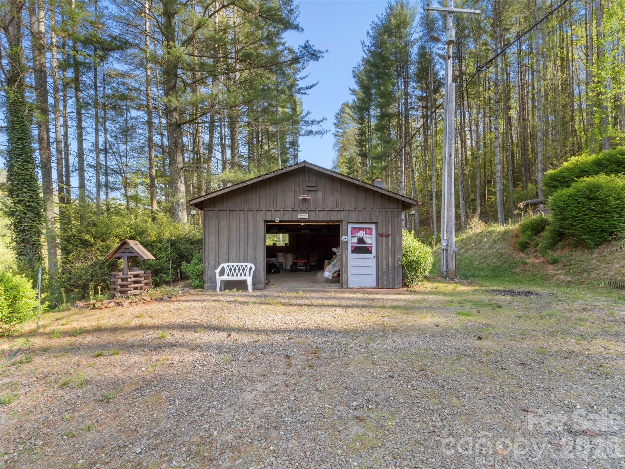 1270 Old Mine Fork Road — Burnsville