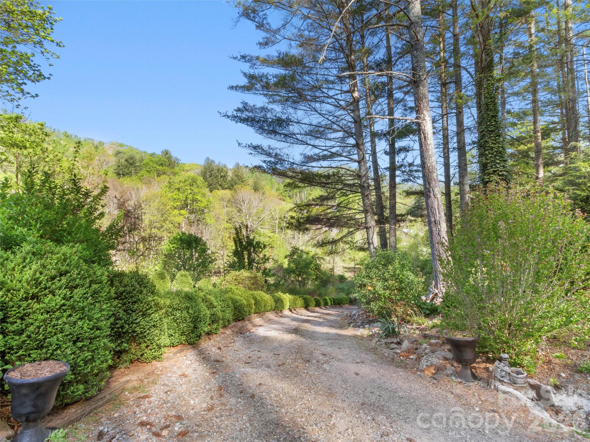 1270 Old Mine Fork Road — Burnsville