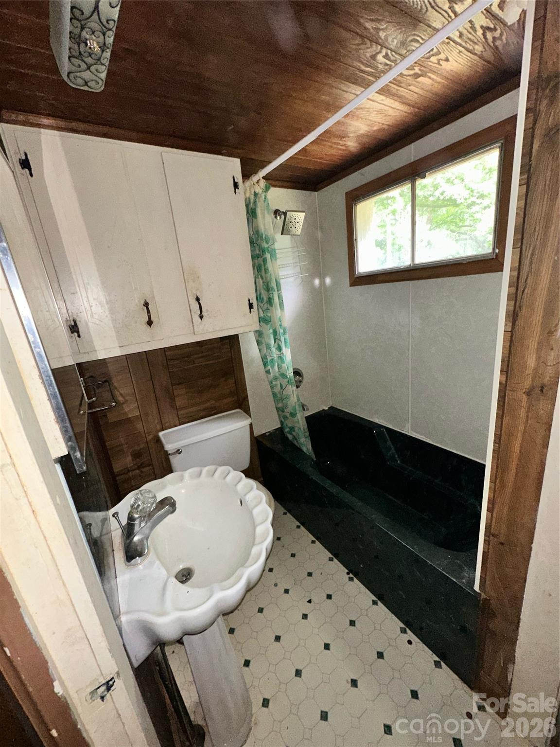 1611 W Fifth Avenue — Gastonia