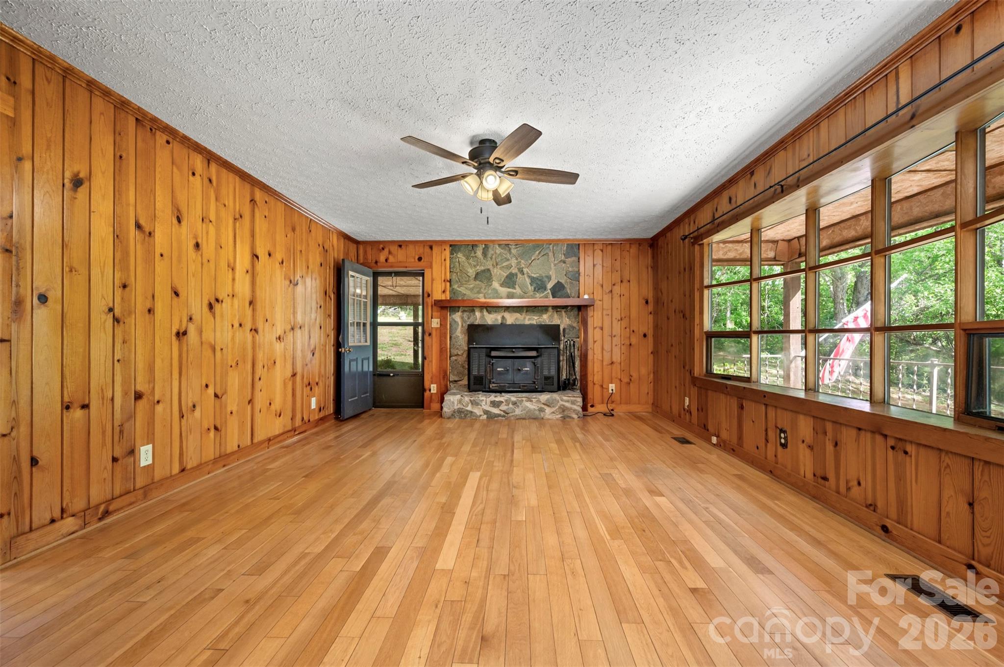 184 Clelo Drive — Casar