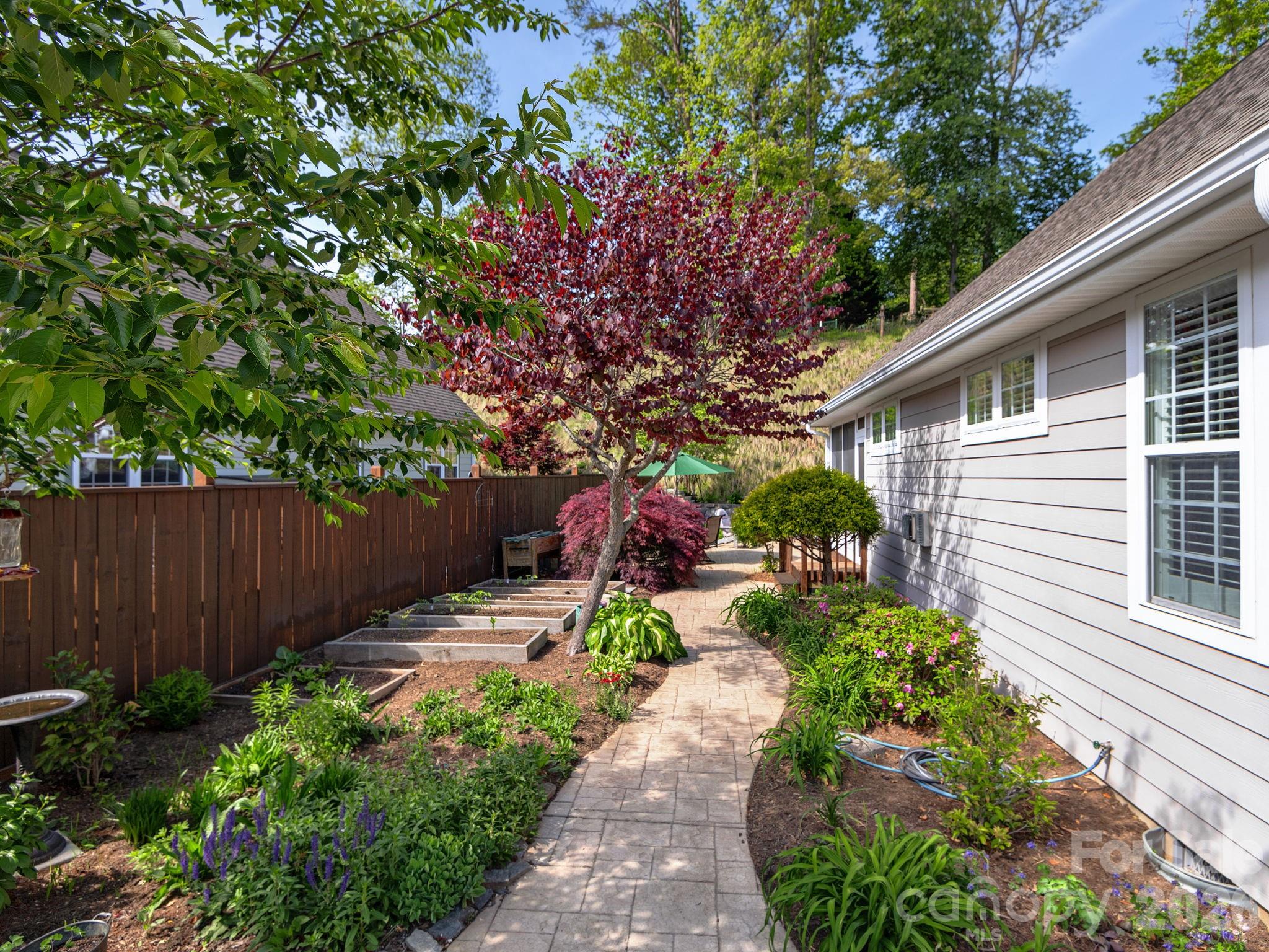 30 Banks Town Road — Weaverville