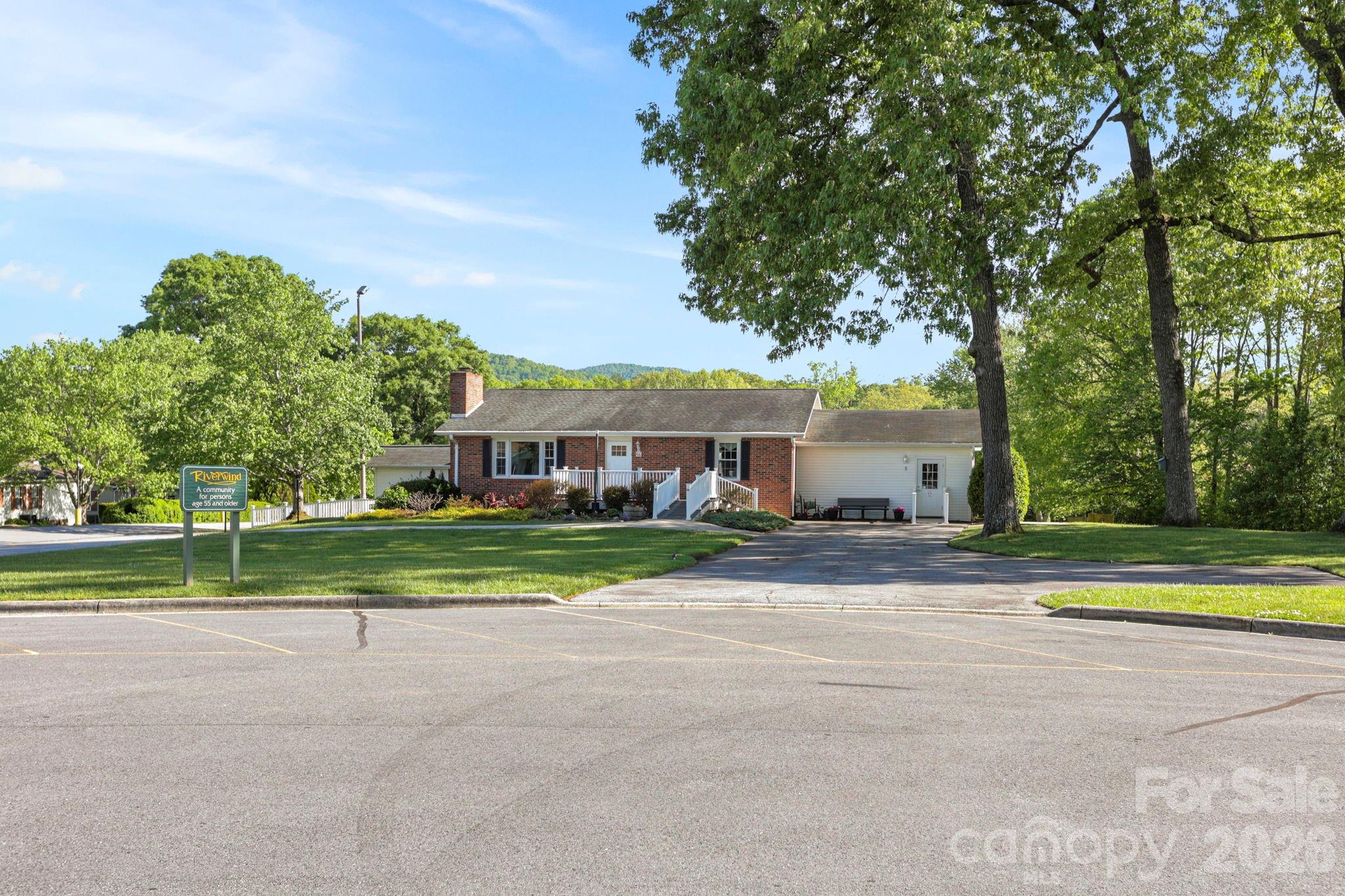 143 Beechnut Drive — Hendersonville