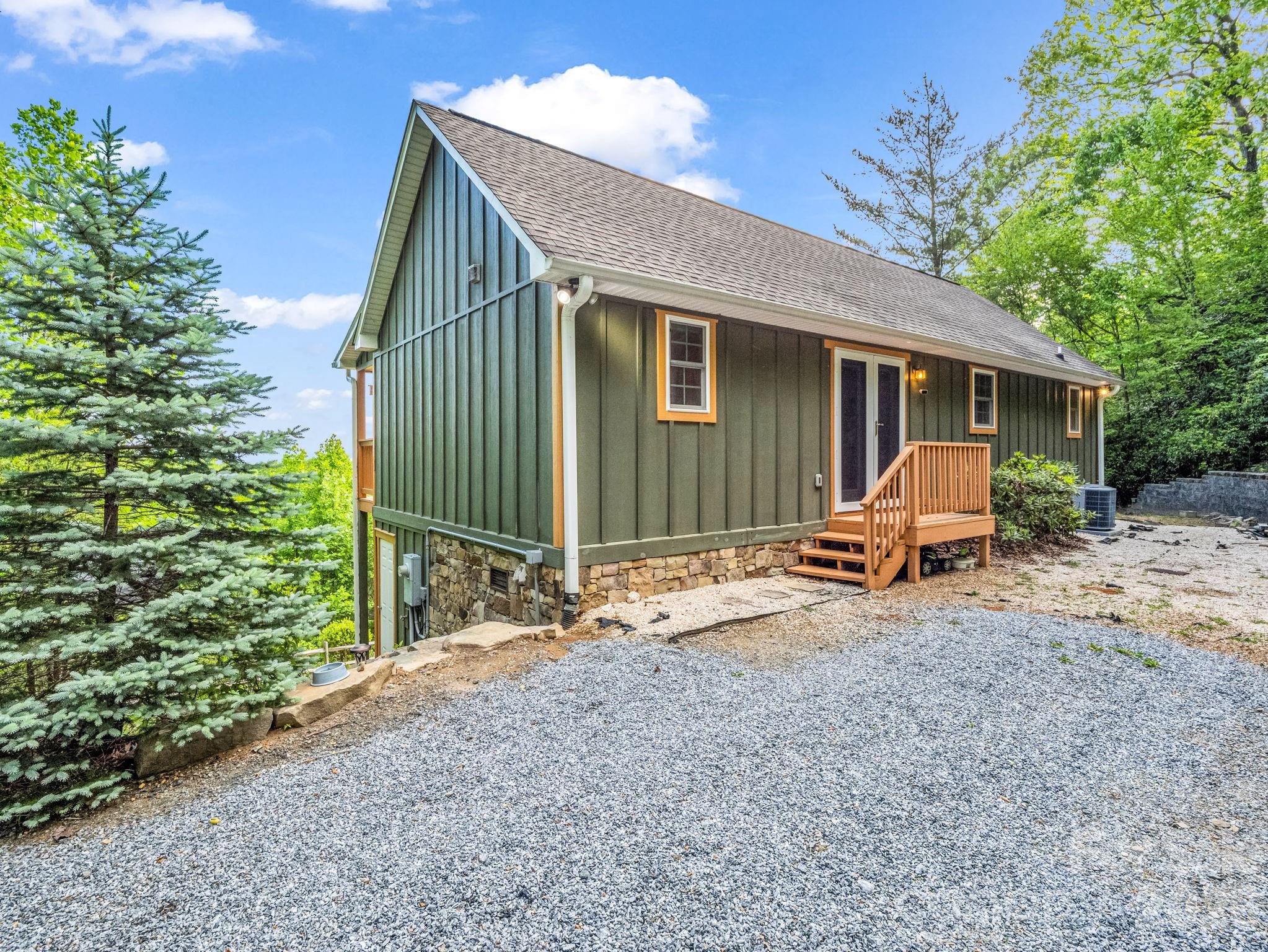 603 Pace Mountain Road — Saluda
