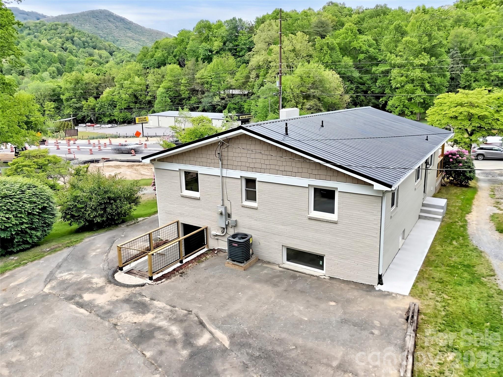 3575 Dellwood Road — Waynesville