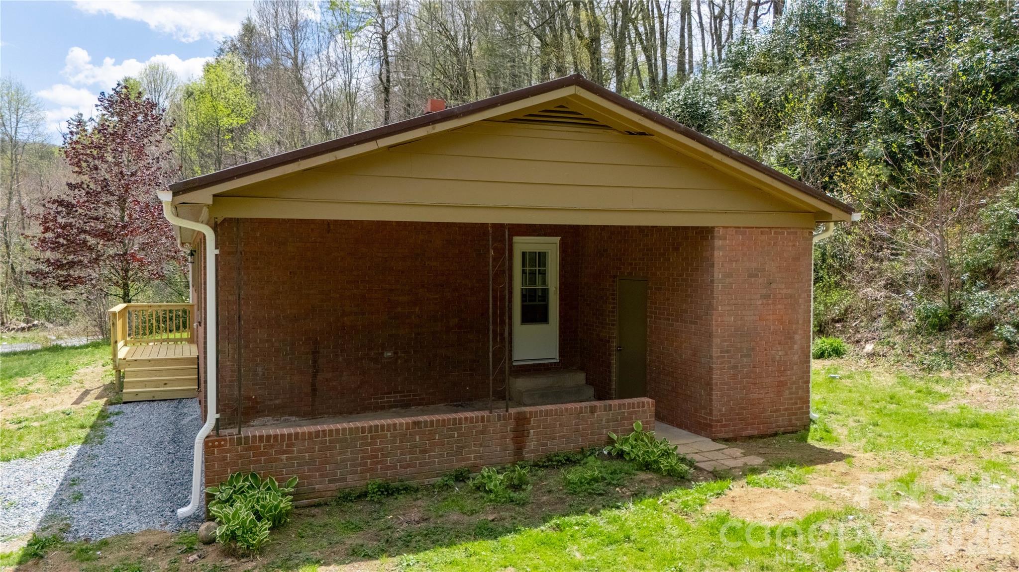 8855 Bugger Hollow Road — Newland