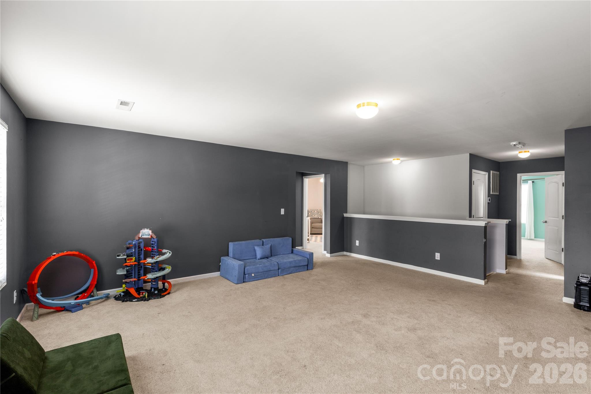 493 Dutch White Drive — Clover
