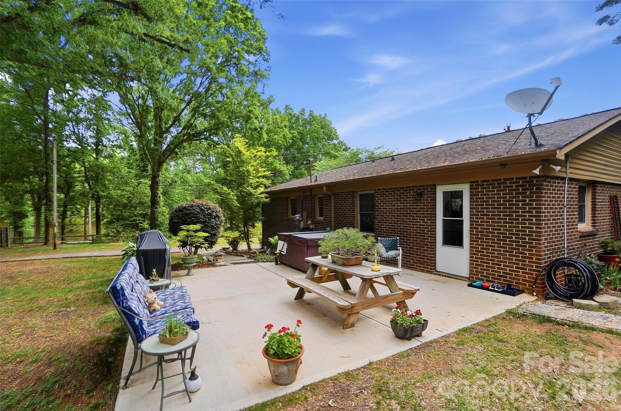 1621 Love Road — Monroe