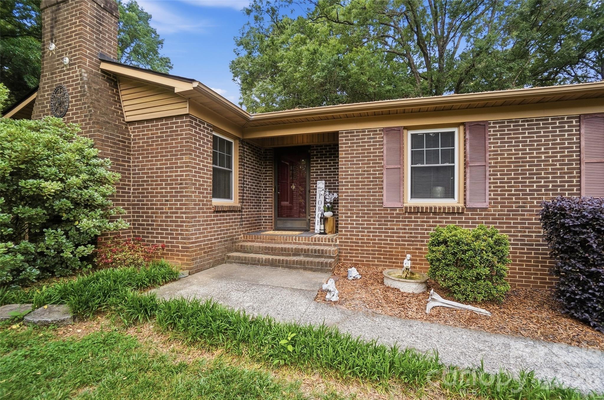 1621 Love Road — Monroe