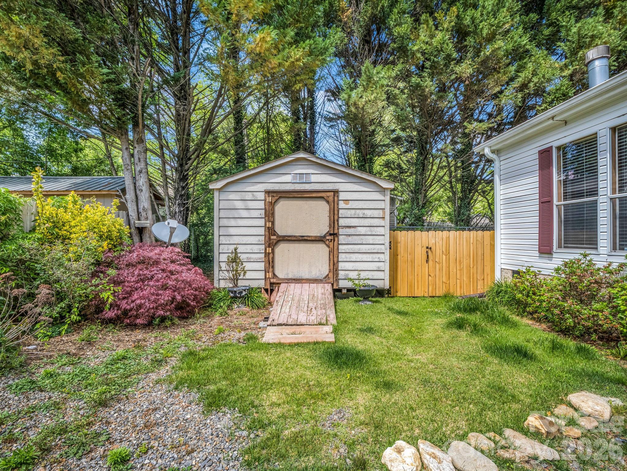 213 Old State Ten Road — Black Mountain