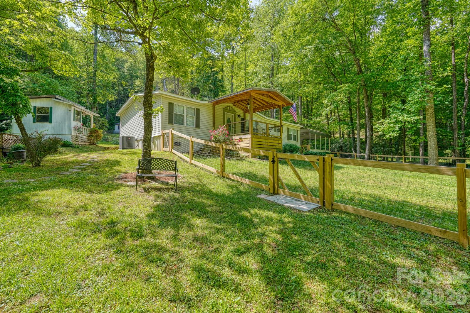 123 Little Rock Way — Mill Spring