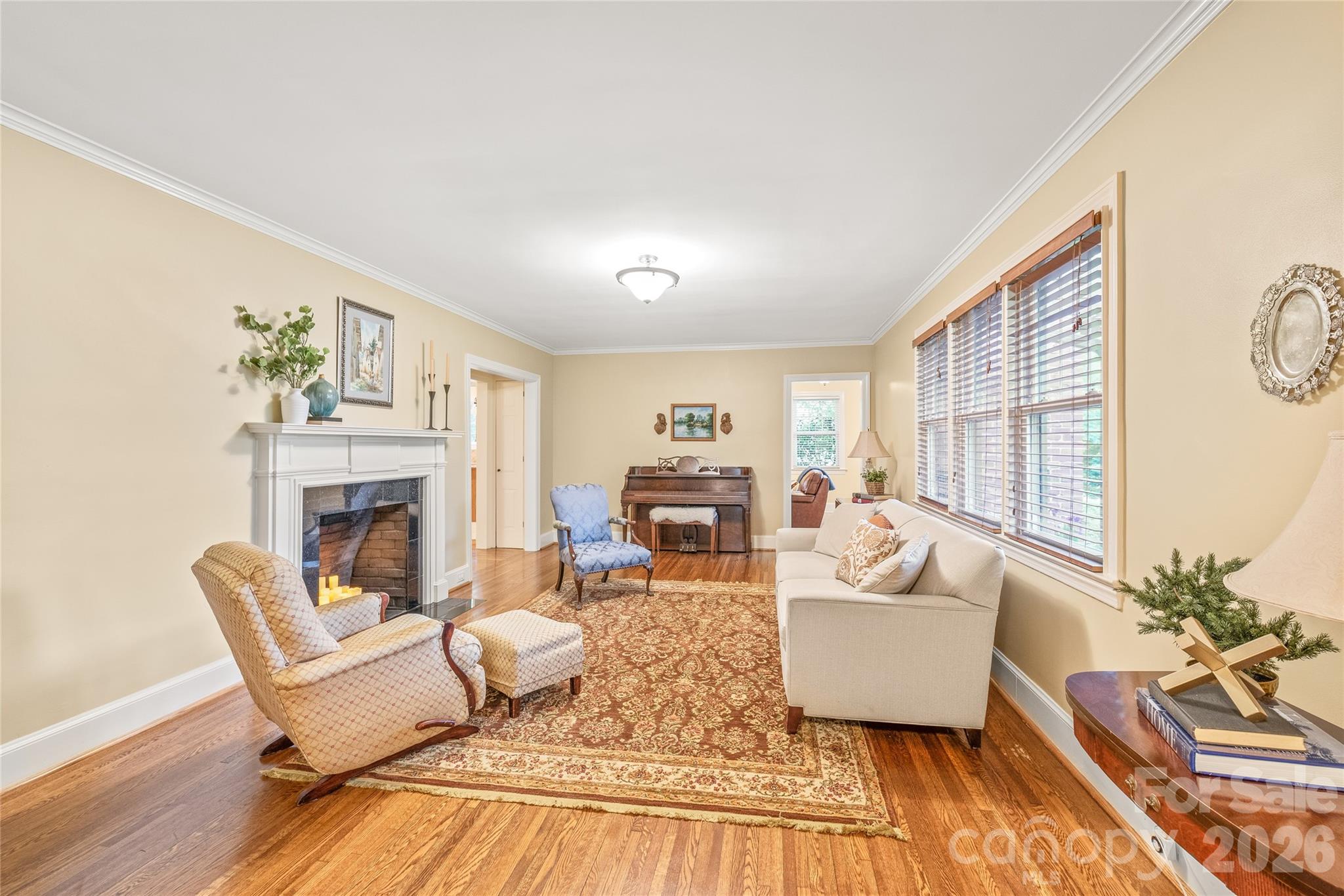 600 S Central Avenue — Belmont