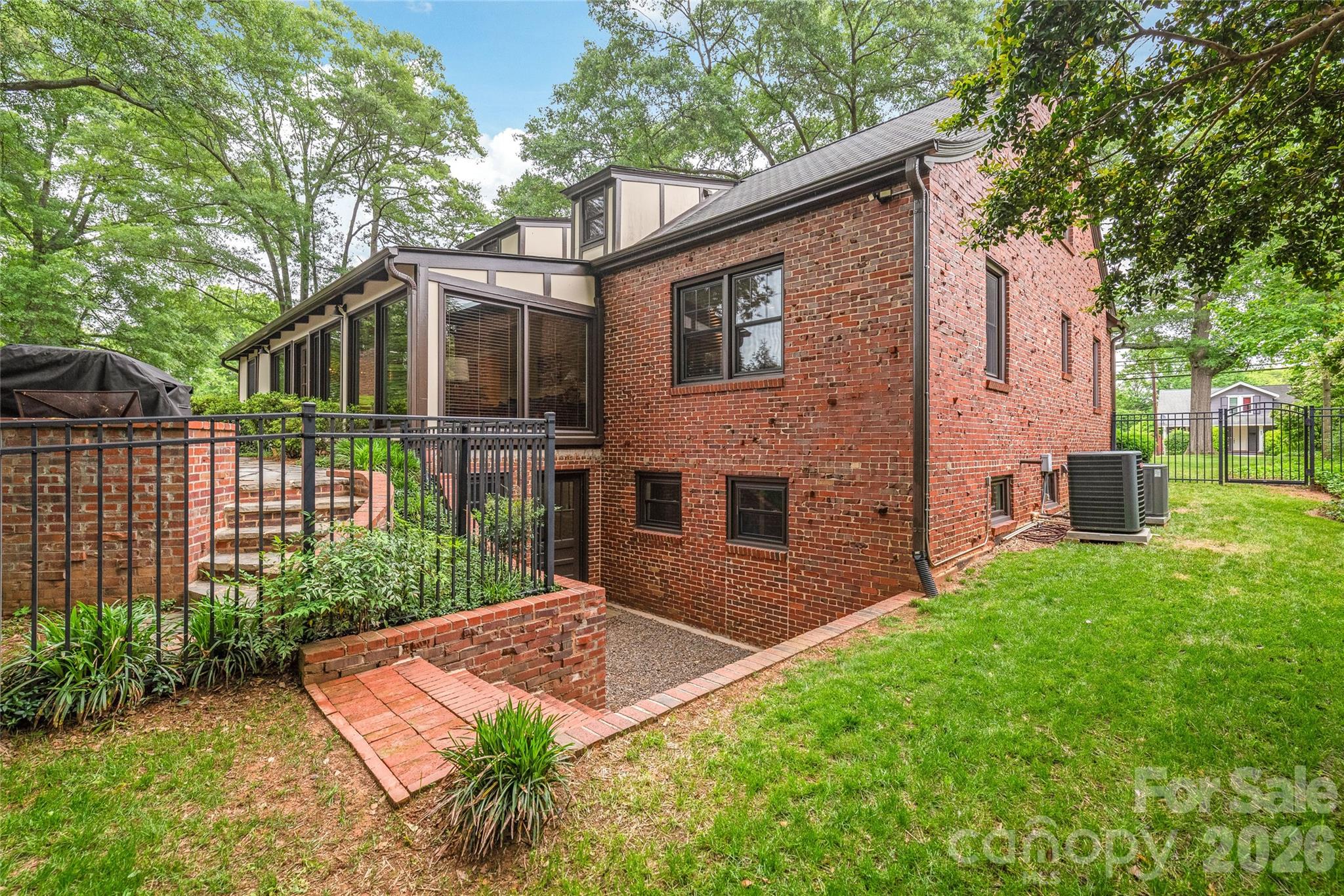 600 S Central Avenue — Belmont