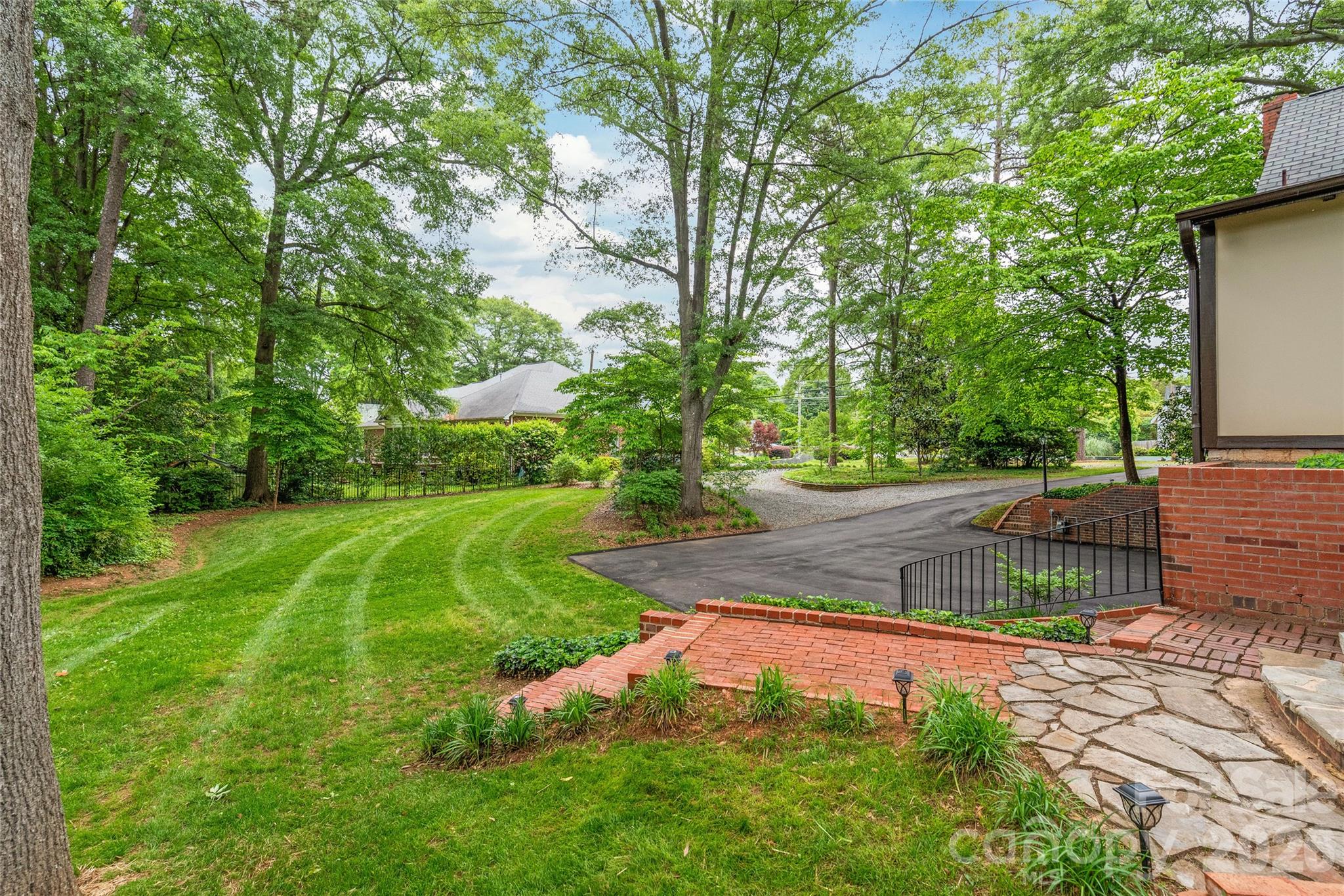 600 S Central Avenue — Belmont